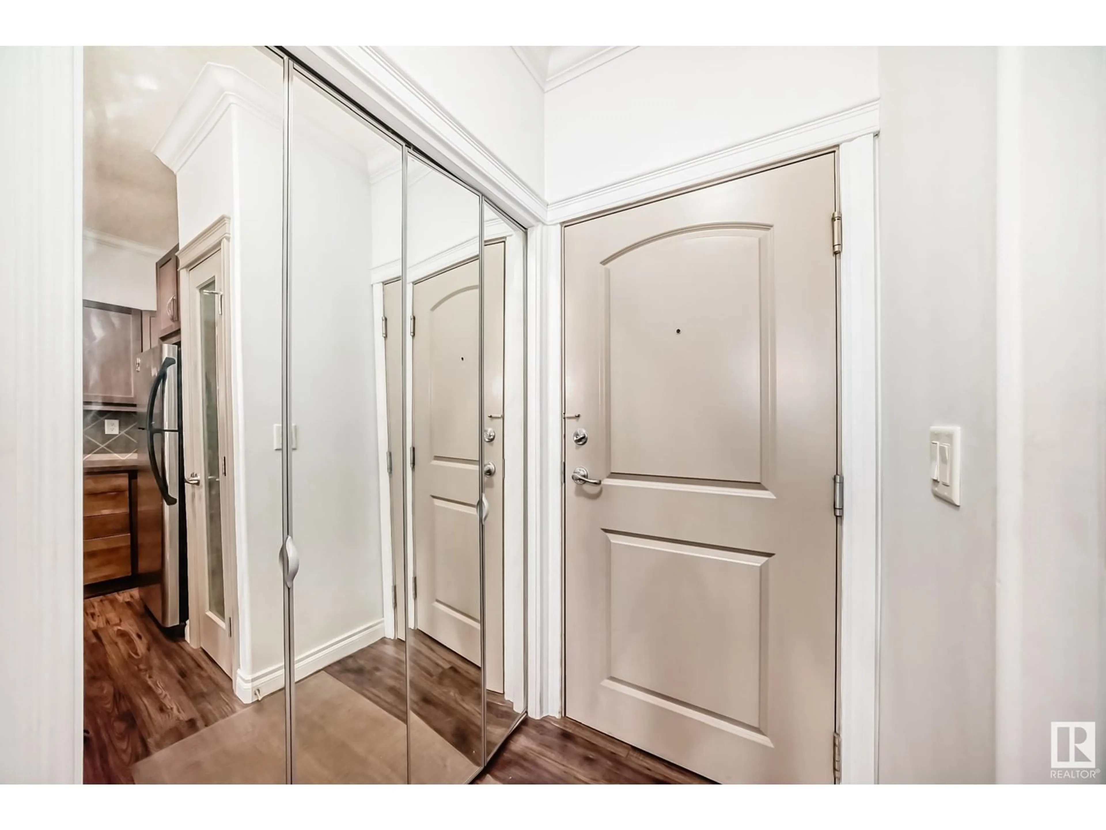 Indoor entryway for 10121 - 211 80 AV, Edmonton Alberta T6E0B9