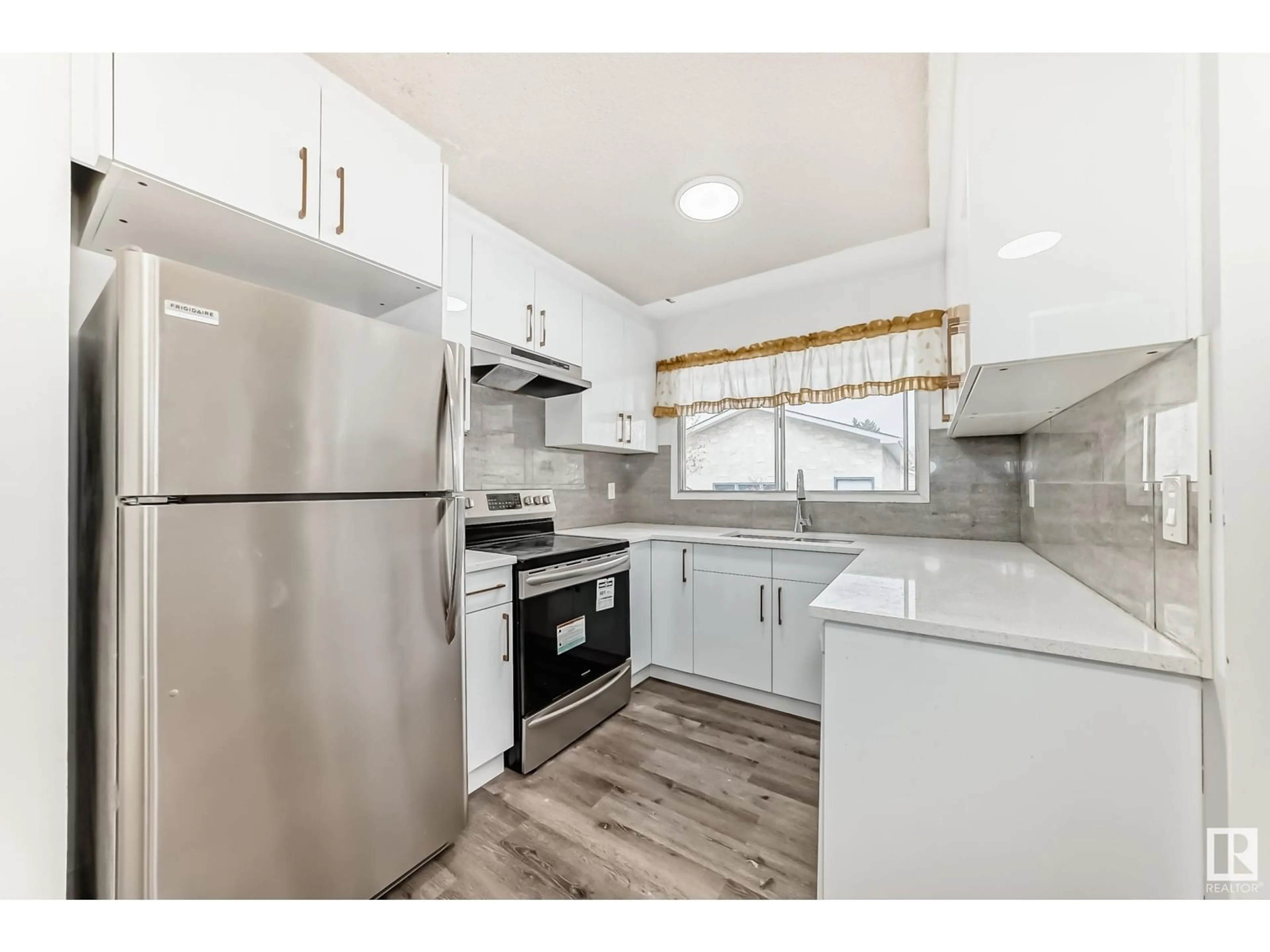 Standard kitchen, unknown for 6804 32 AV, Edmonton Alberta T6K1P2