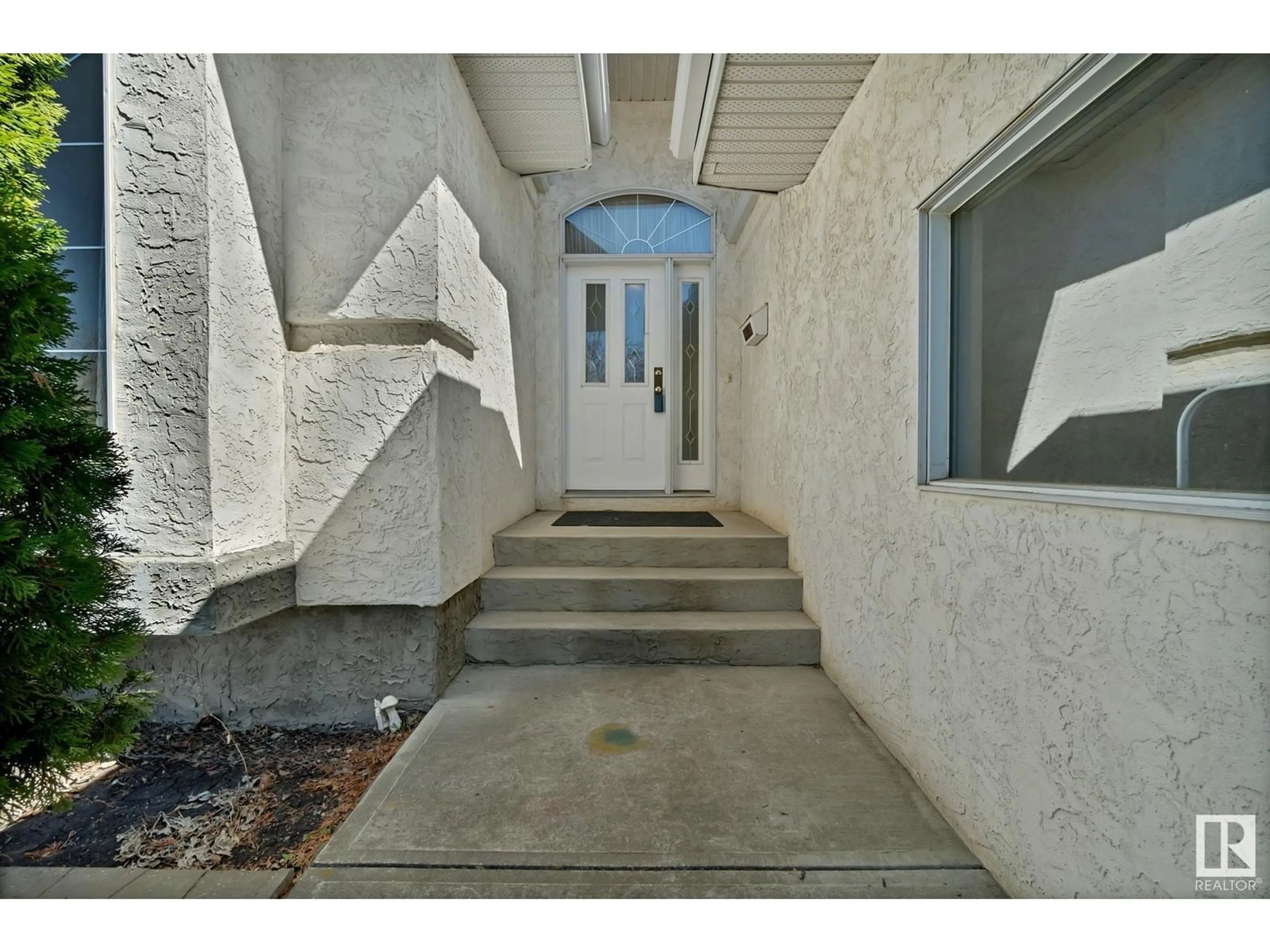 Indoor entryway for 158 BLACKBURN DR W, Edmonton Alberta T6W1B7