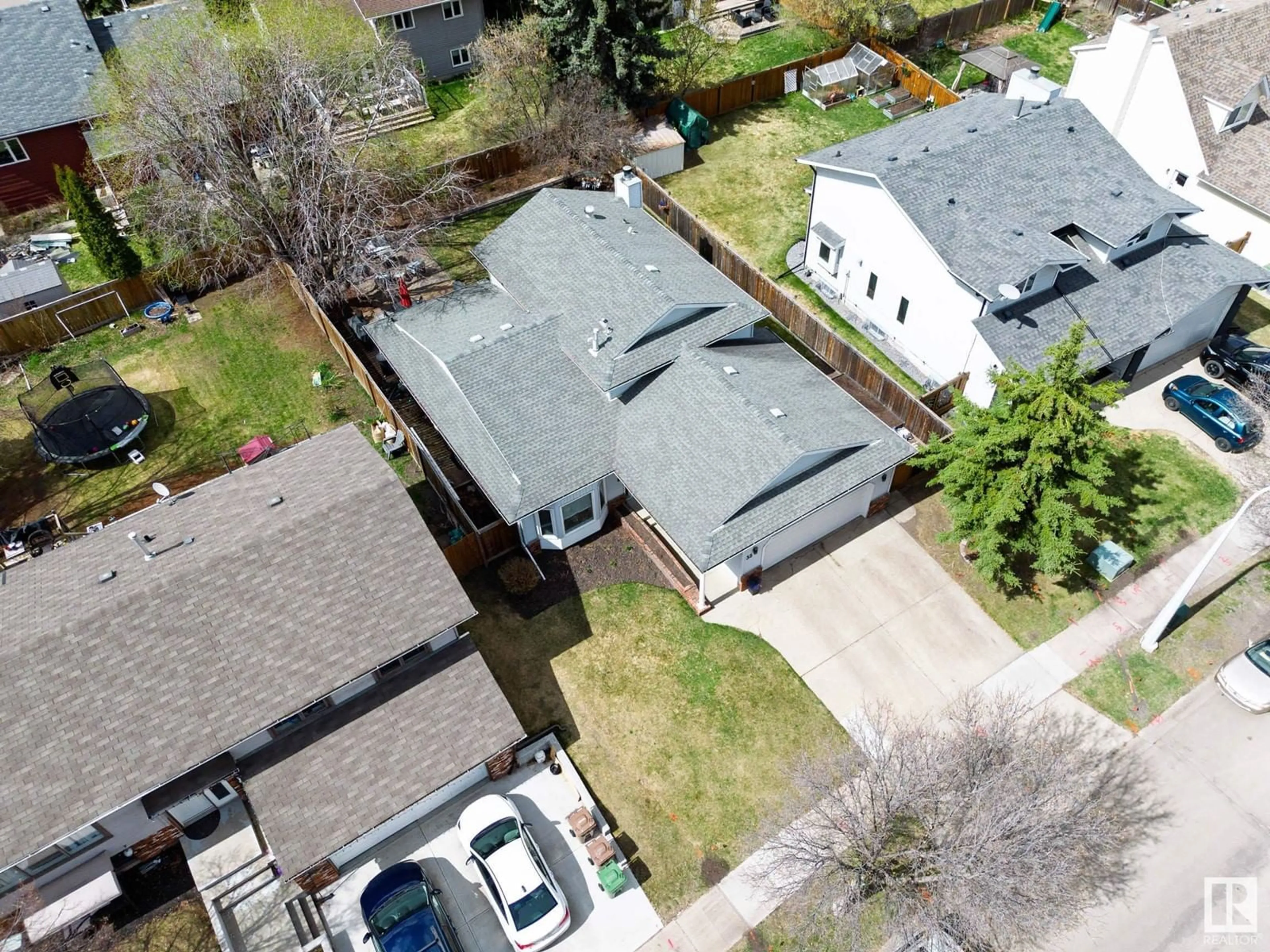 A pic from outside/outdoor area/front of a property/back of a property/a pic from drone, street for 35 WOODLANDS RD, St. Albert Alberta T8N3S7