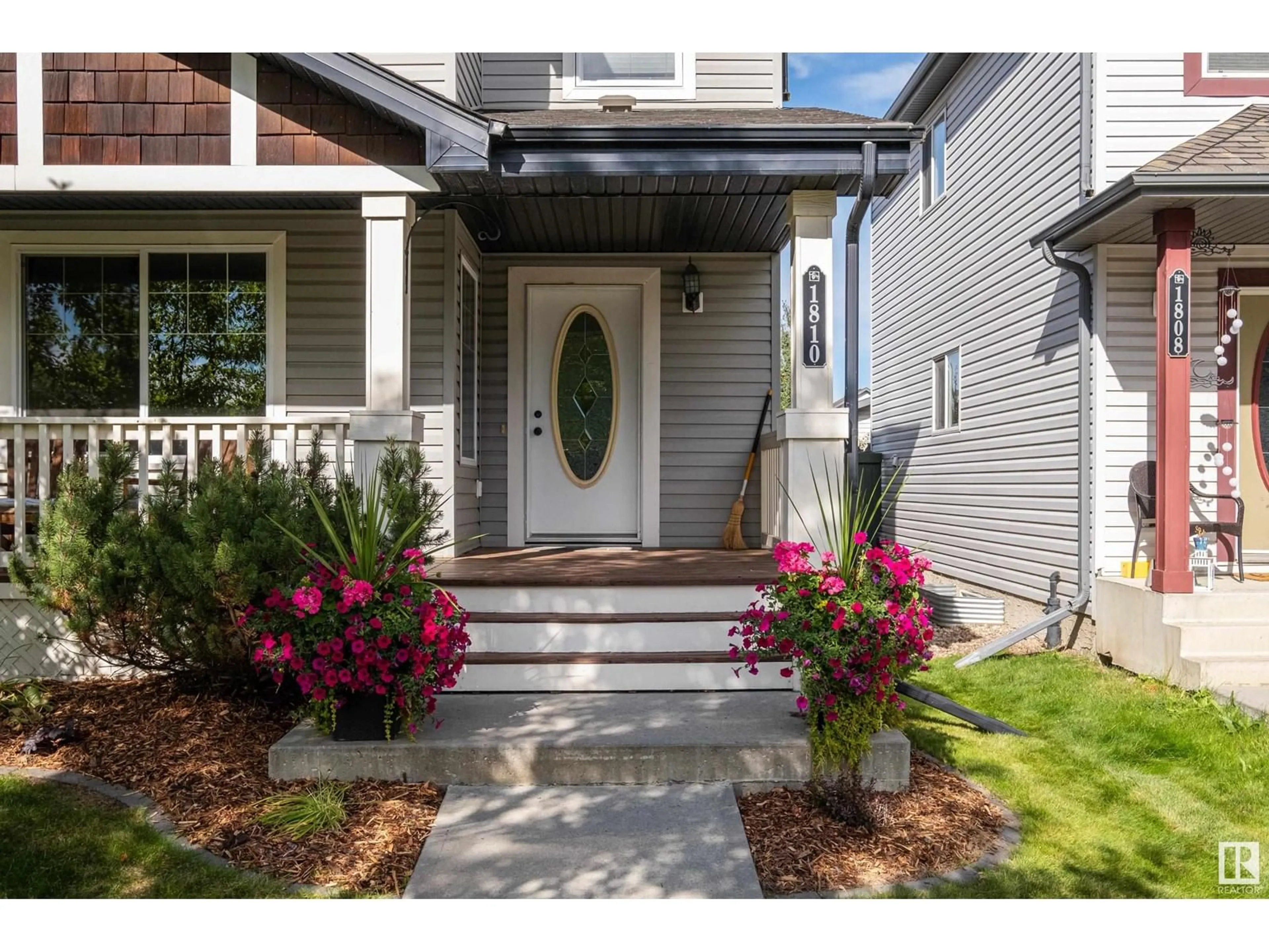 Indoor entryway for 1810 121 ST, Edmonton Alberta T6W1T5