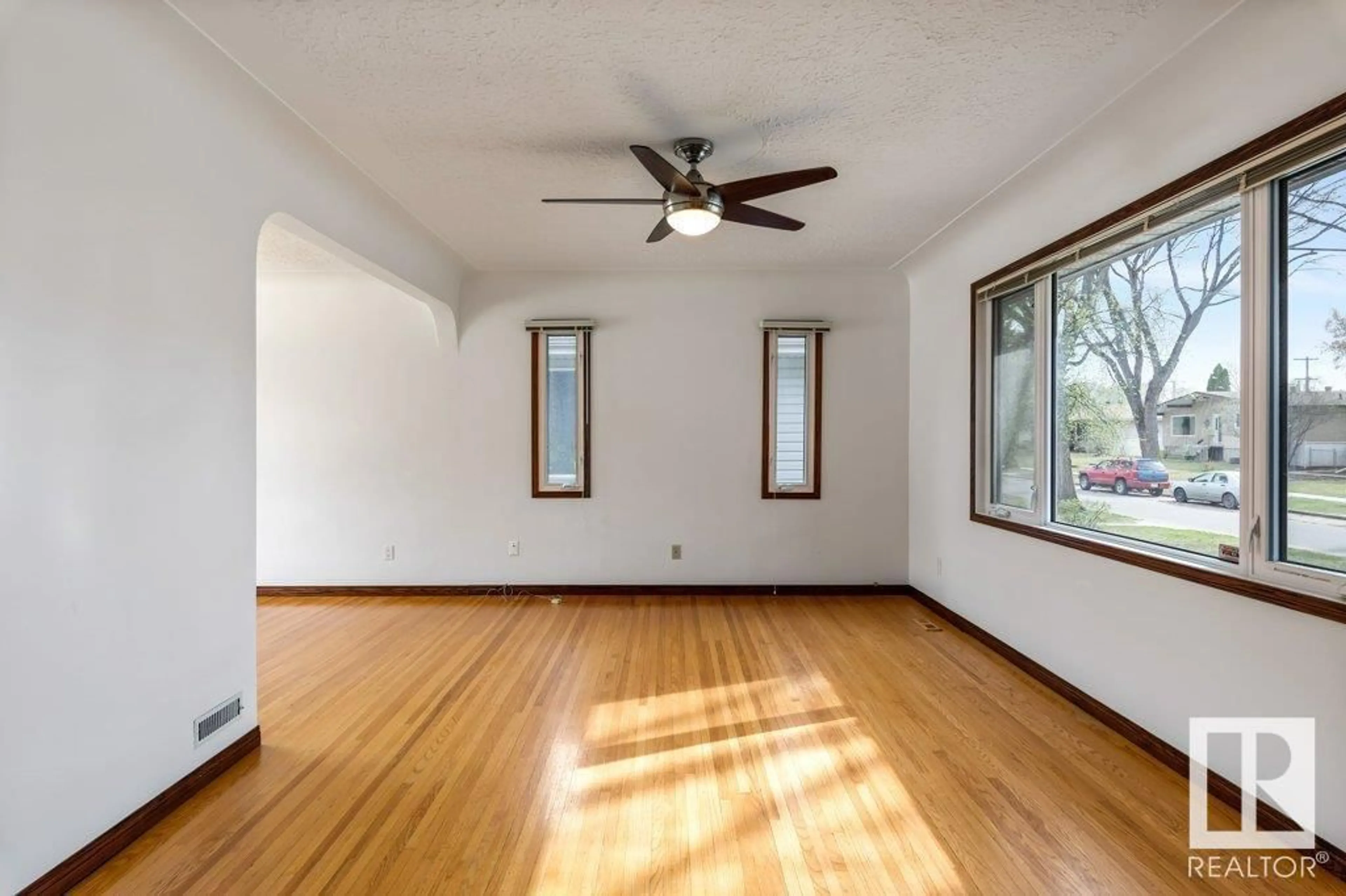 A pic of a room for 11251 52 ST, Edmonton Alberta T6L1Z2