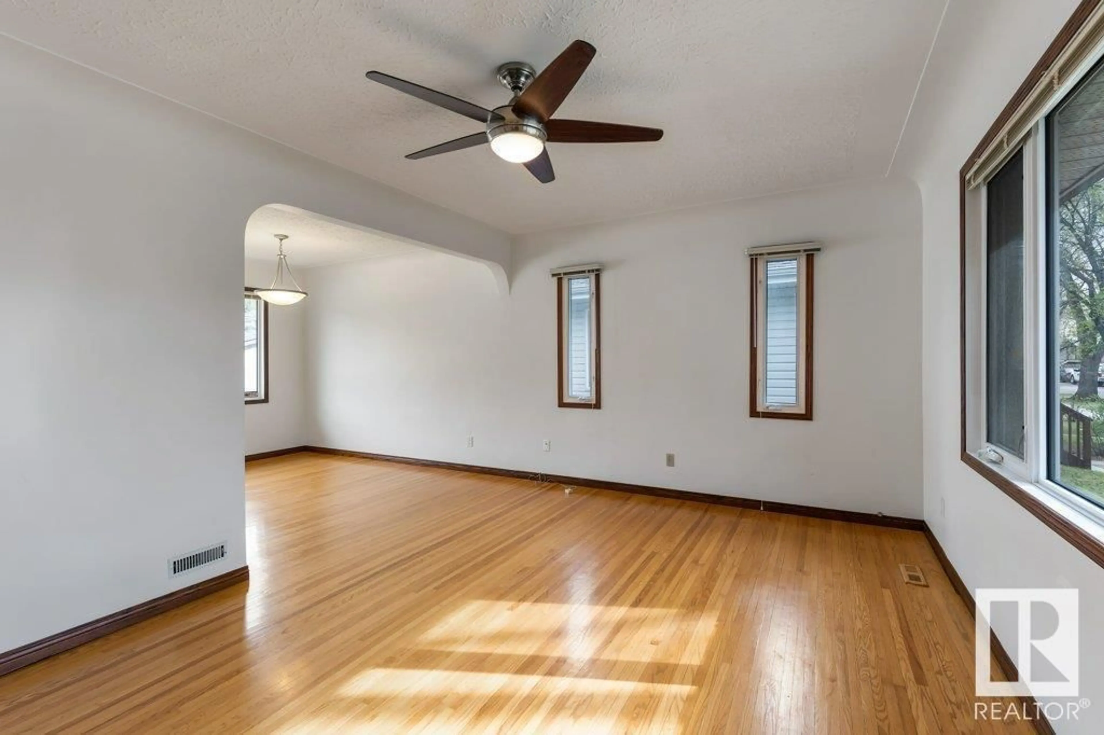 A pic of a room for 11251 52 ST, Edmonton Alberta T6L1Z2