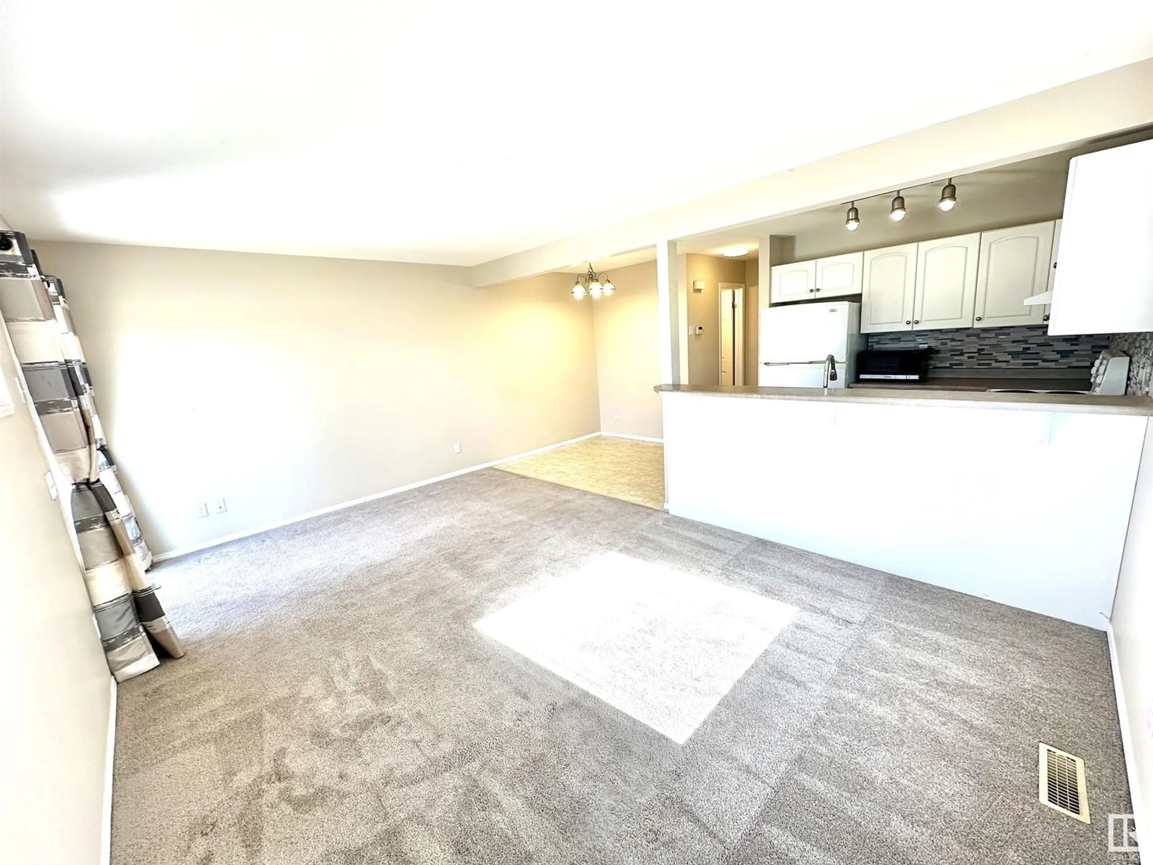 A pic of a room for 39 16823 84ST NW, Edmonton Alberta T5Z3S4