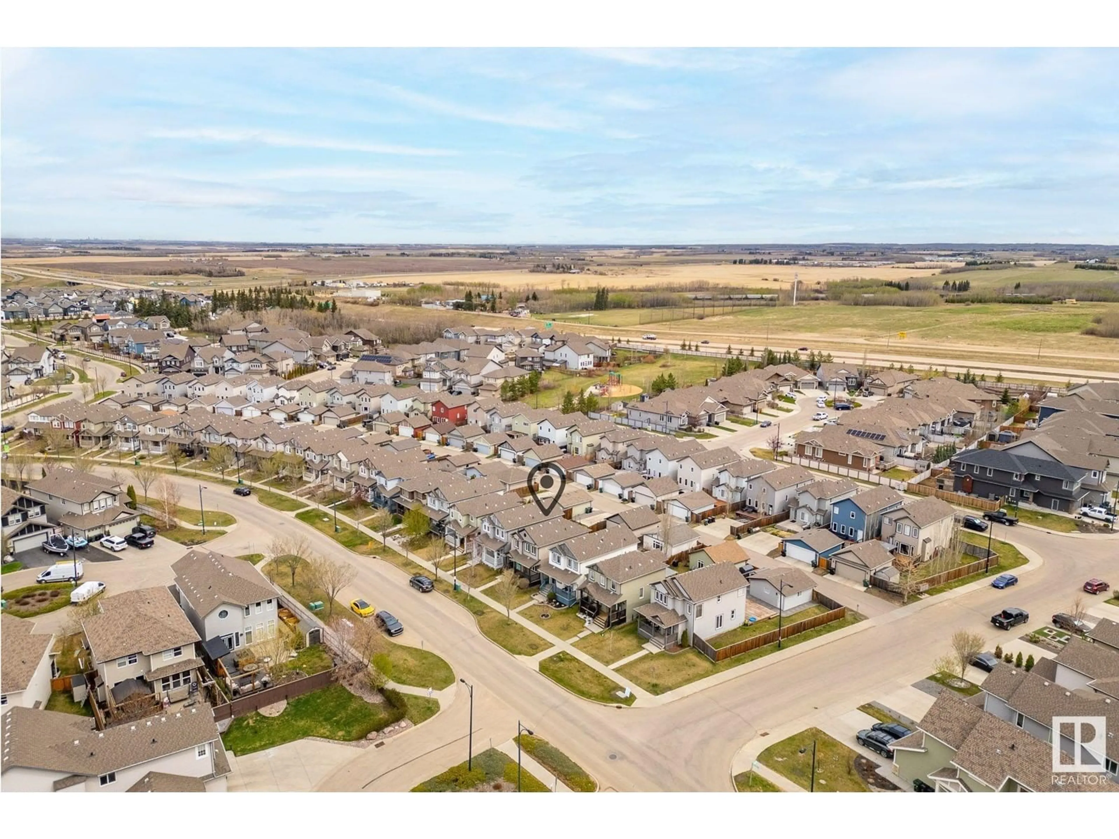A pic from outside/outdoor area/front of a property/back of a property/a pic from drone, street for 4272 SUMMERLAND DR, Sherwood Park Alberta T8H0R2
