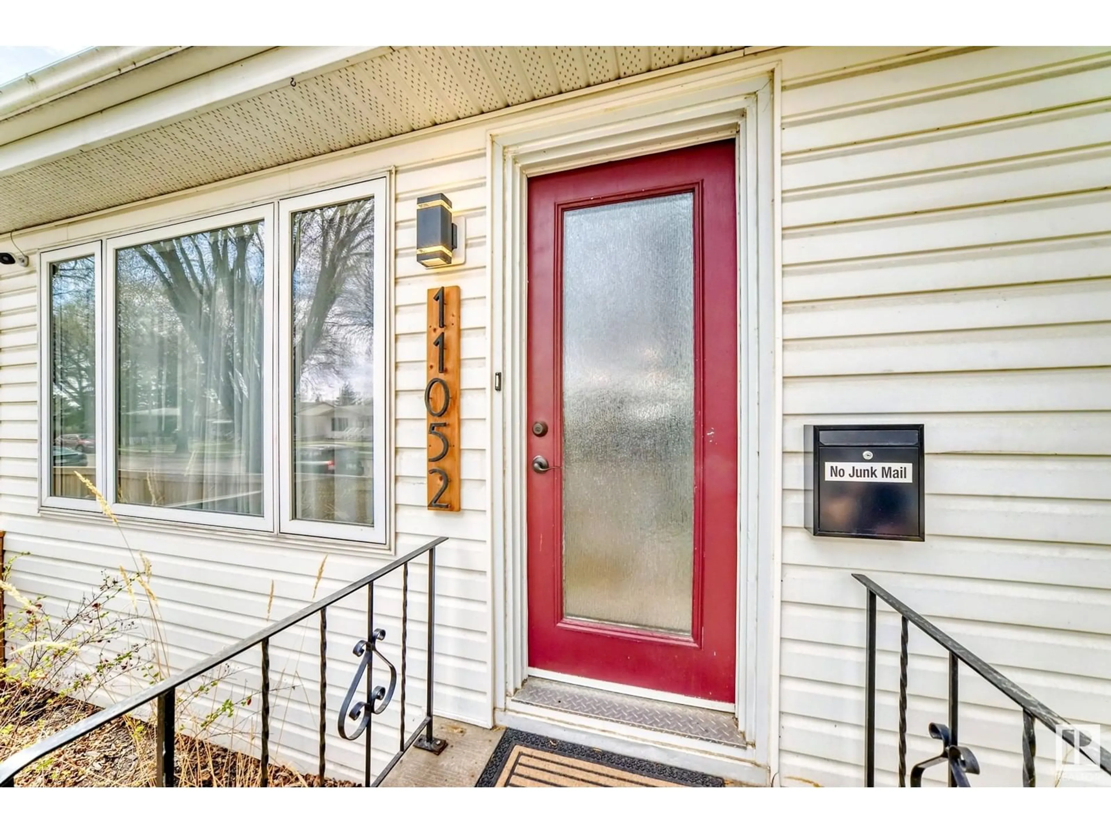 Indoor entryway for 11052 151 ST, Edmonton Alberta T5P1W3