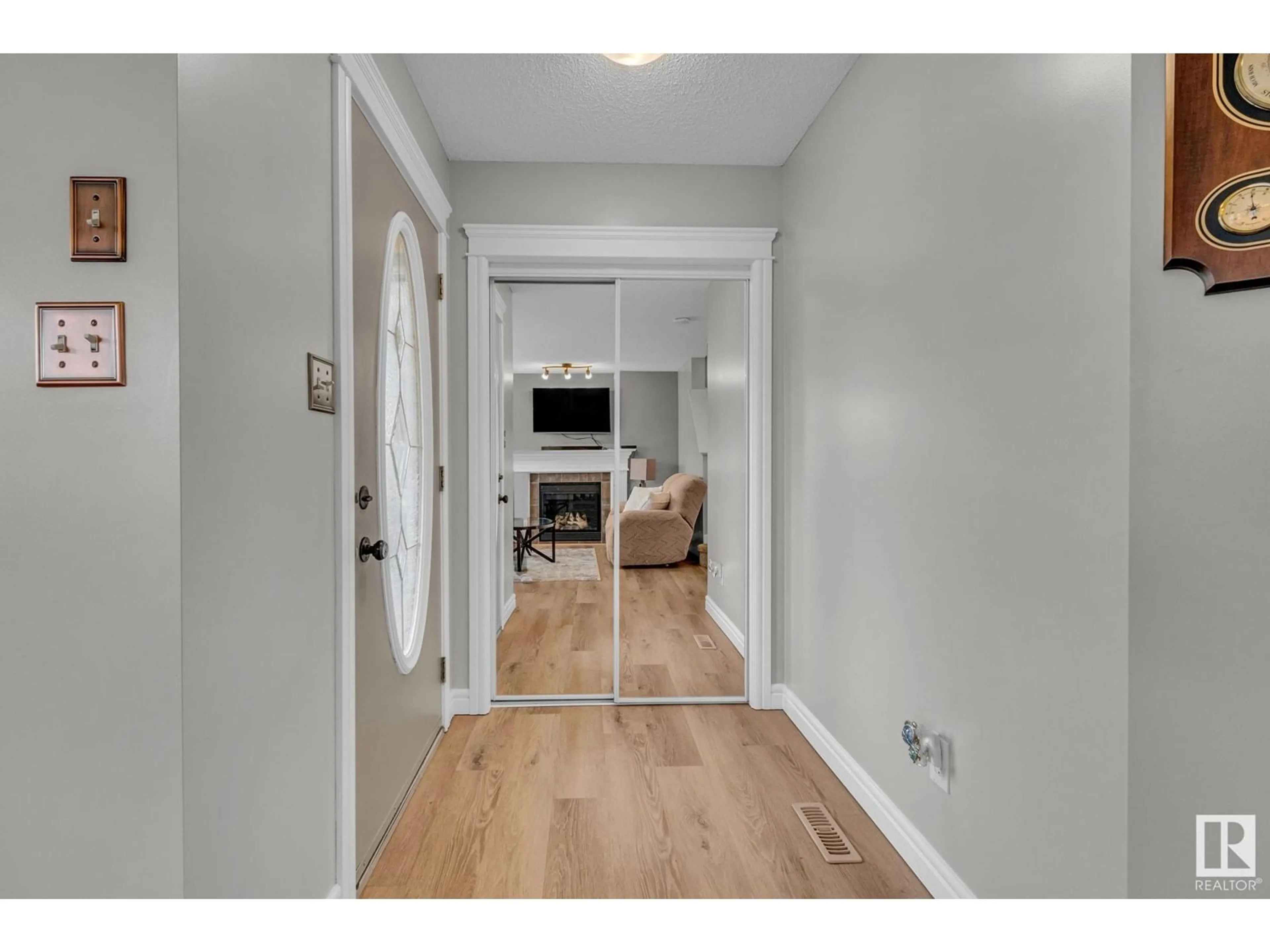 Indoor entryway for 1947 119 ST, Edmonton Alberta T6W0E3
