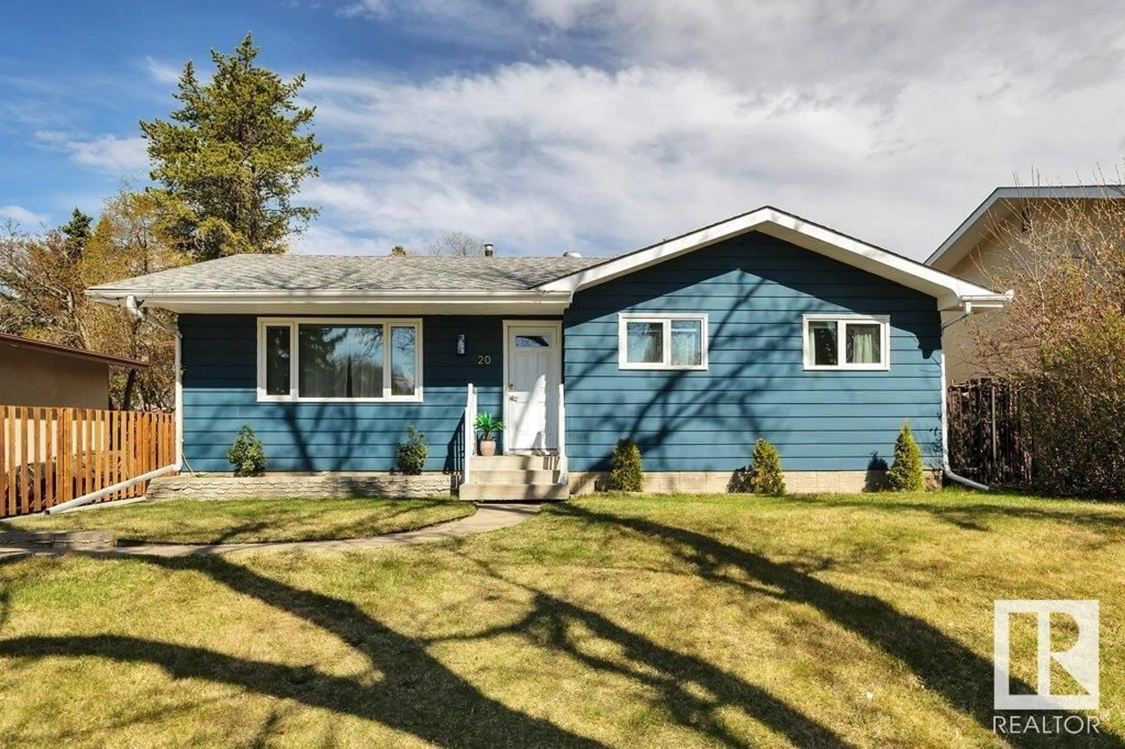 Home with vinyl exterior material, street for 20 APPLEWOOD RD, Sherwood Park Alberta T8A0L3