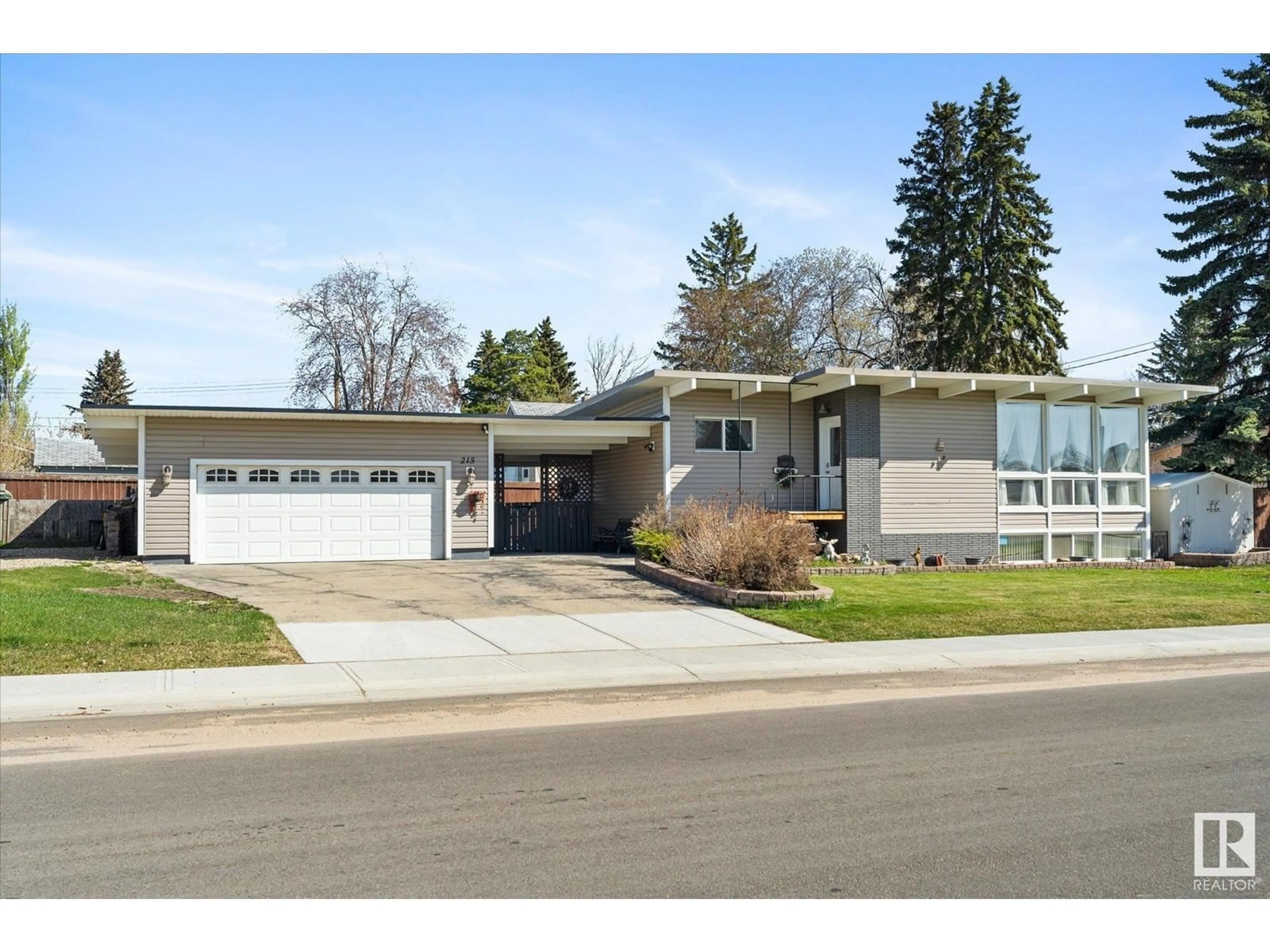 Home with vinyl exterior material, street for 215 JESPERSEN AV, Spruce Grove Alberta T7X2J1