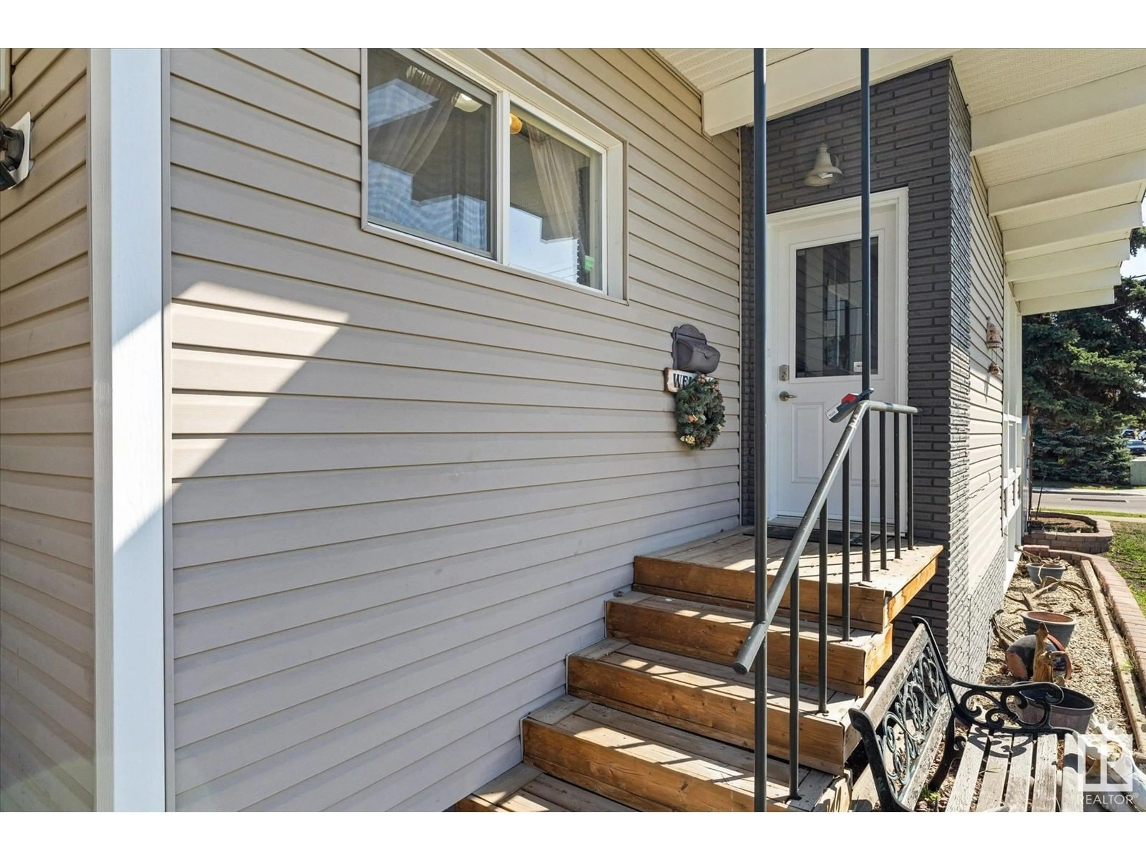 Indoor entryway for 215 JESPERSEN AV, Spruce Grove Alberta T7X2J1