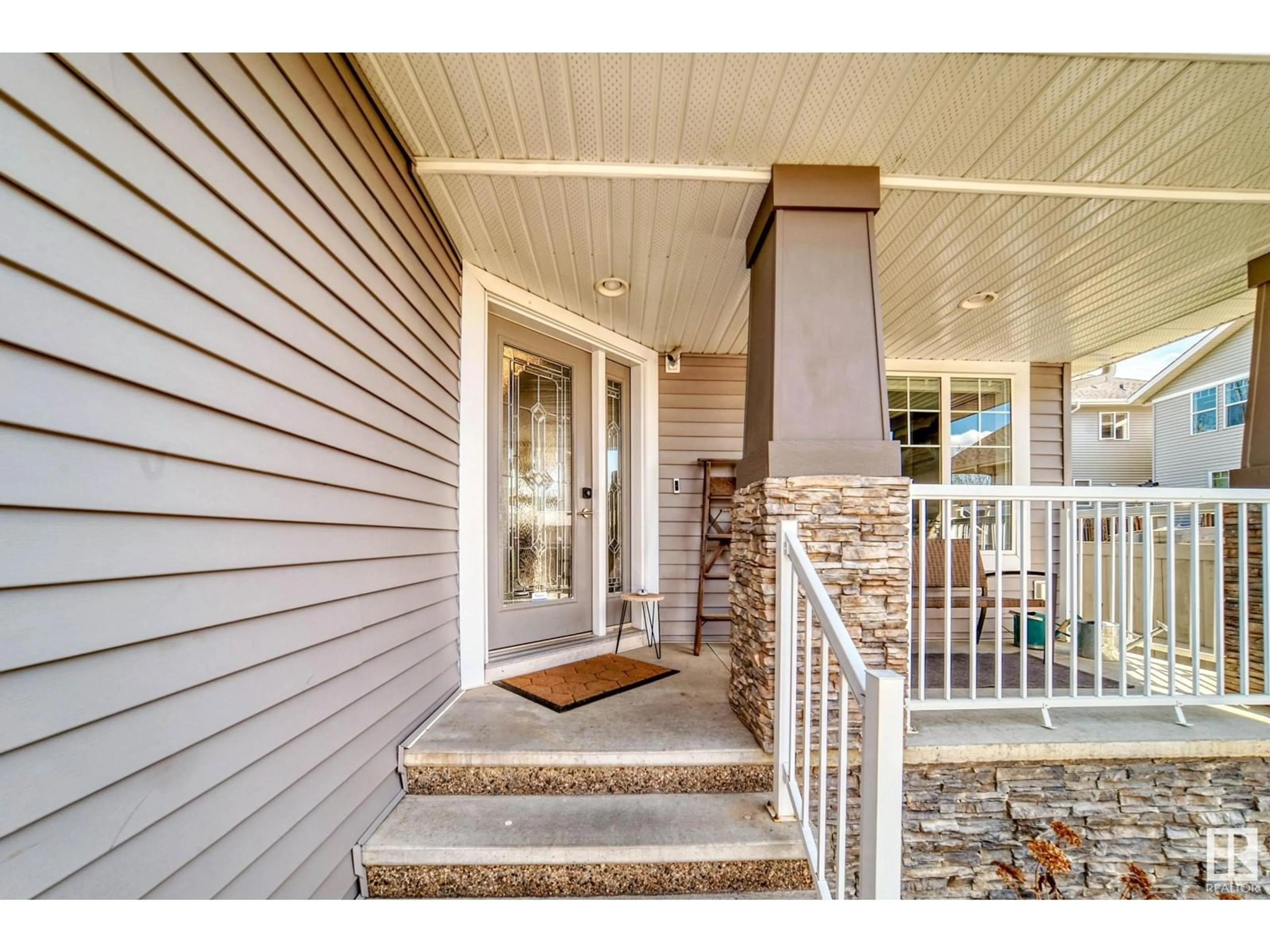 Indoor entryway for 1075 HOPE RD, Edmonton Alberta T6M0G2