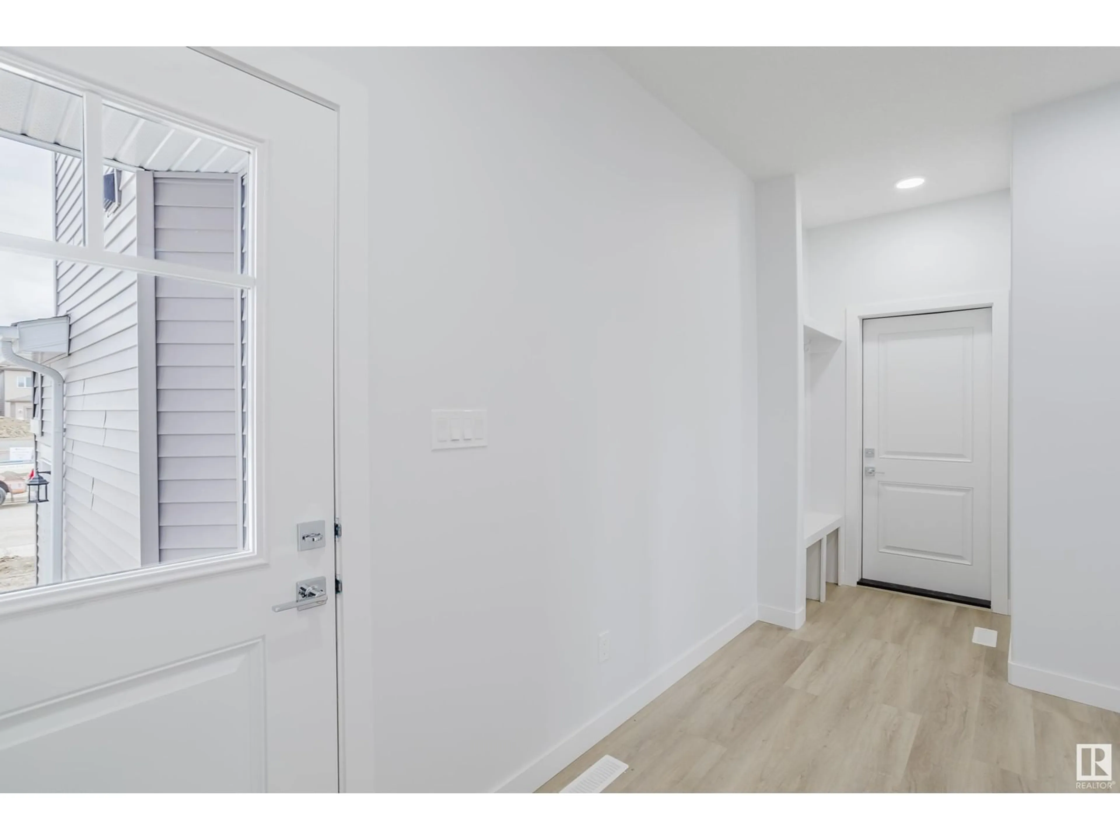 Indoor entryway for 2040 210 ST, Edmonton Alberta T6M3H6