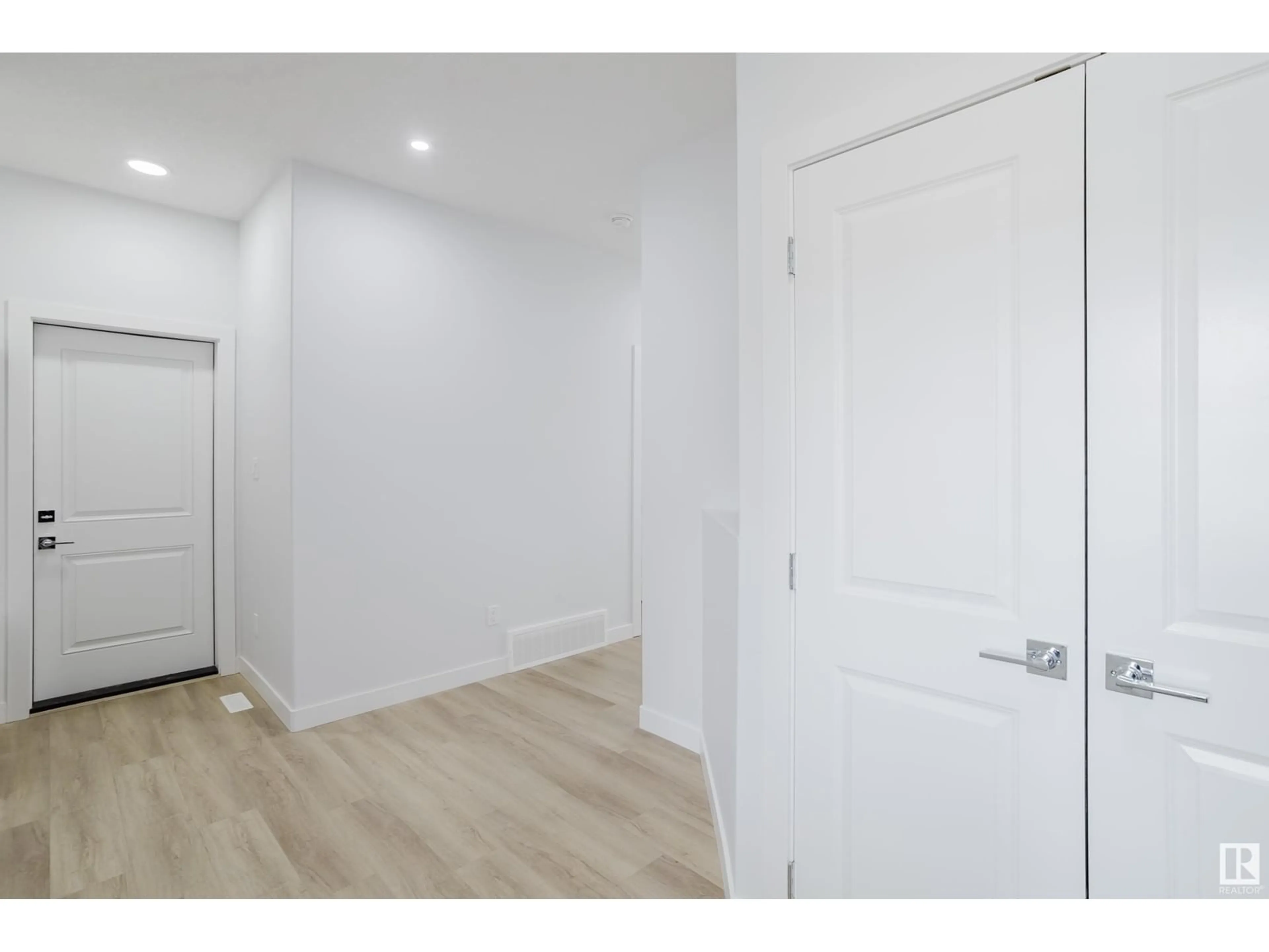 Indoor entryway for 2040 210 ST, Edmonton Alberta T6M3H6