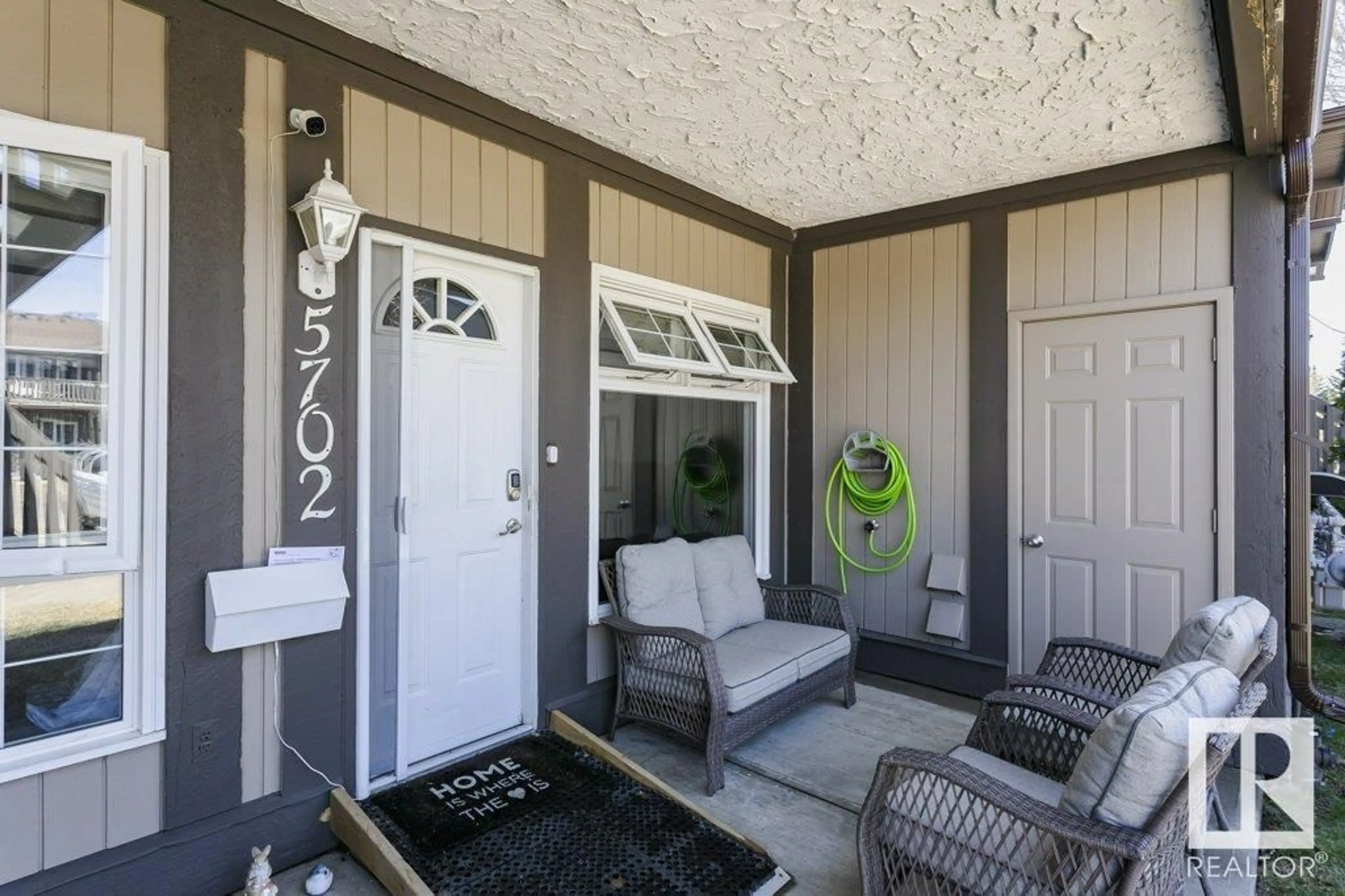 Indoor entryway for 5702 172 ST, Edmonton Alberta T6M1B4
