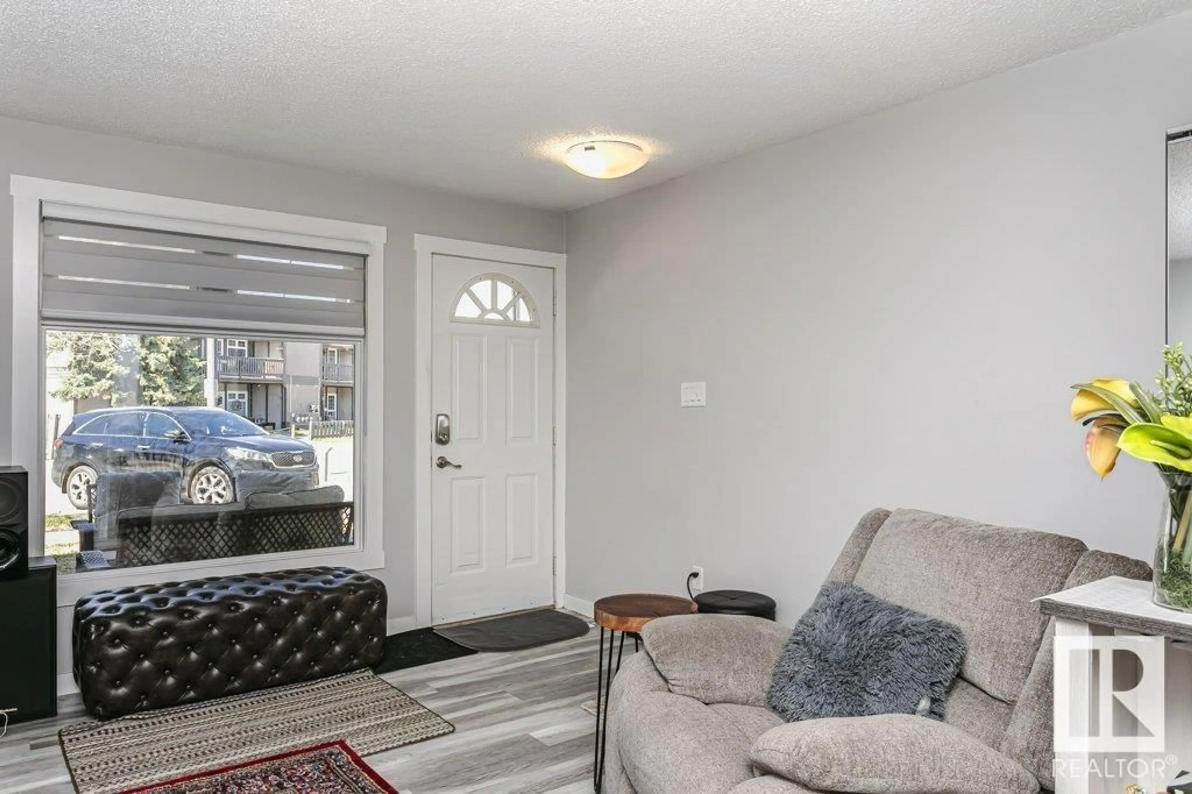 Indoor entryway for 5702 172 ST, Edmonton Alberta T6M1B4