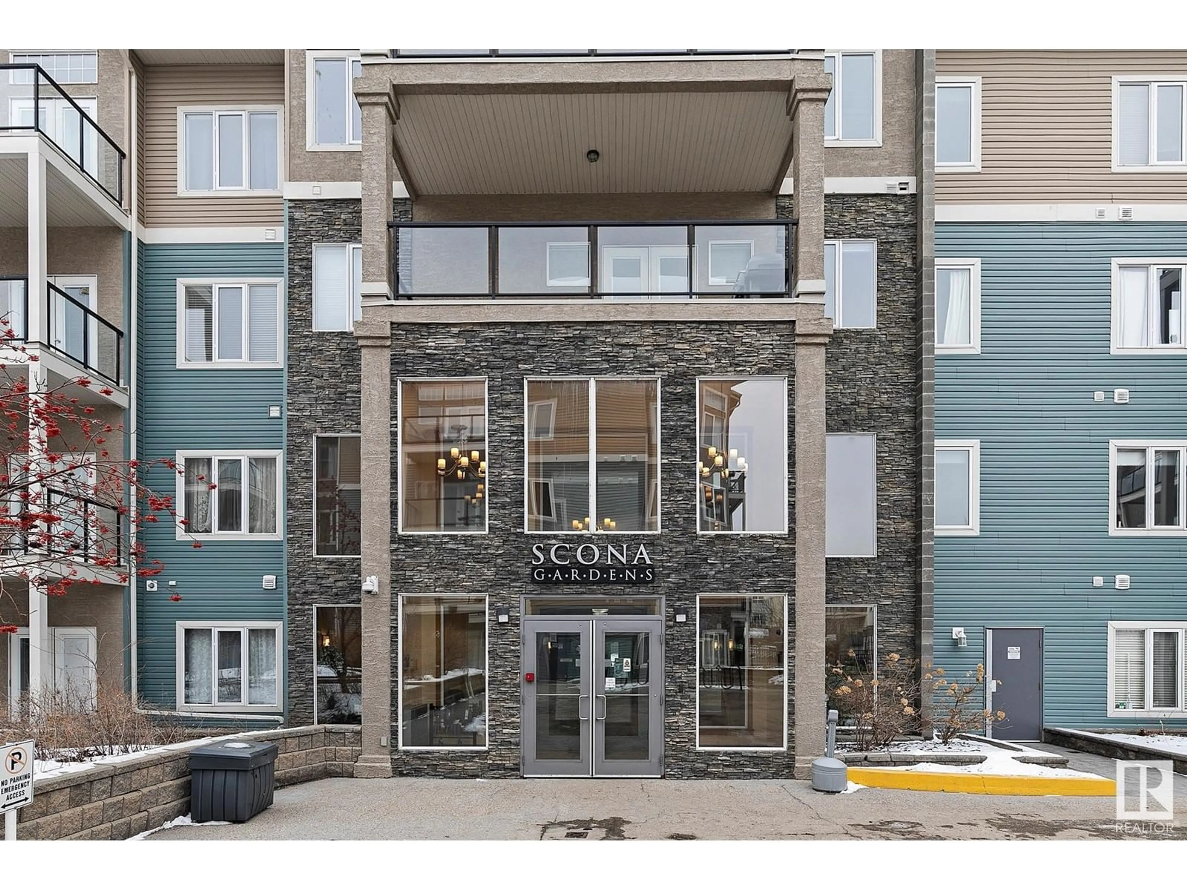 Indoor foyer for 10121 - 117 80 AV, Edmonton Alberta T6E0B9