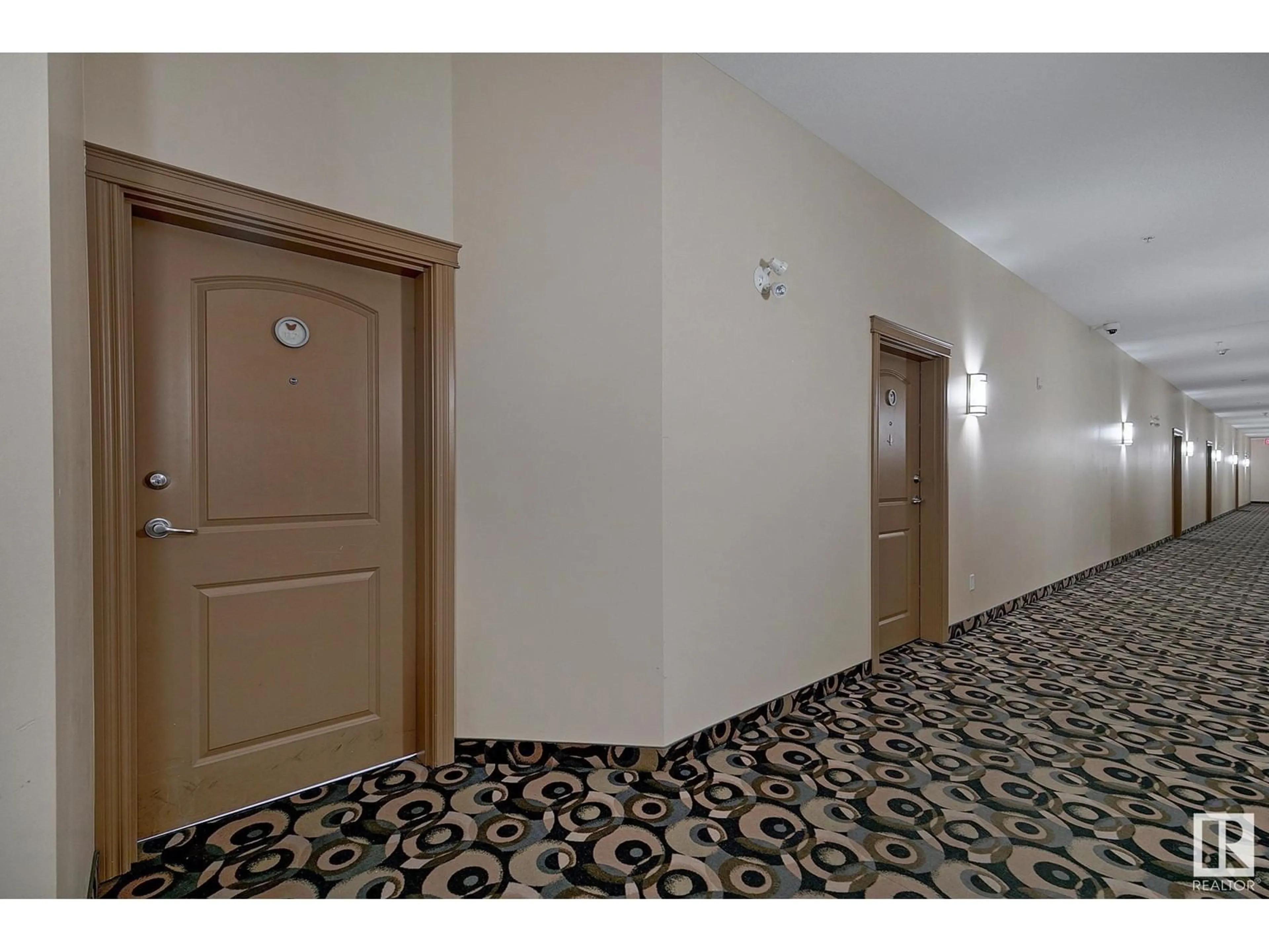 Indoor foyer for 10121 - 117 80 AV, Edmonton Alberta T6E0B9