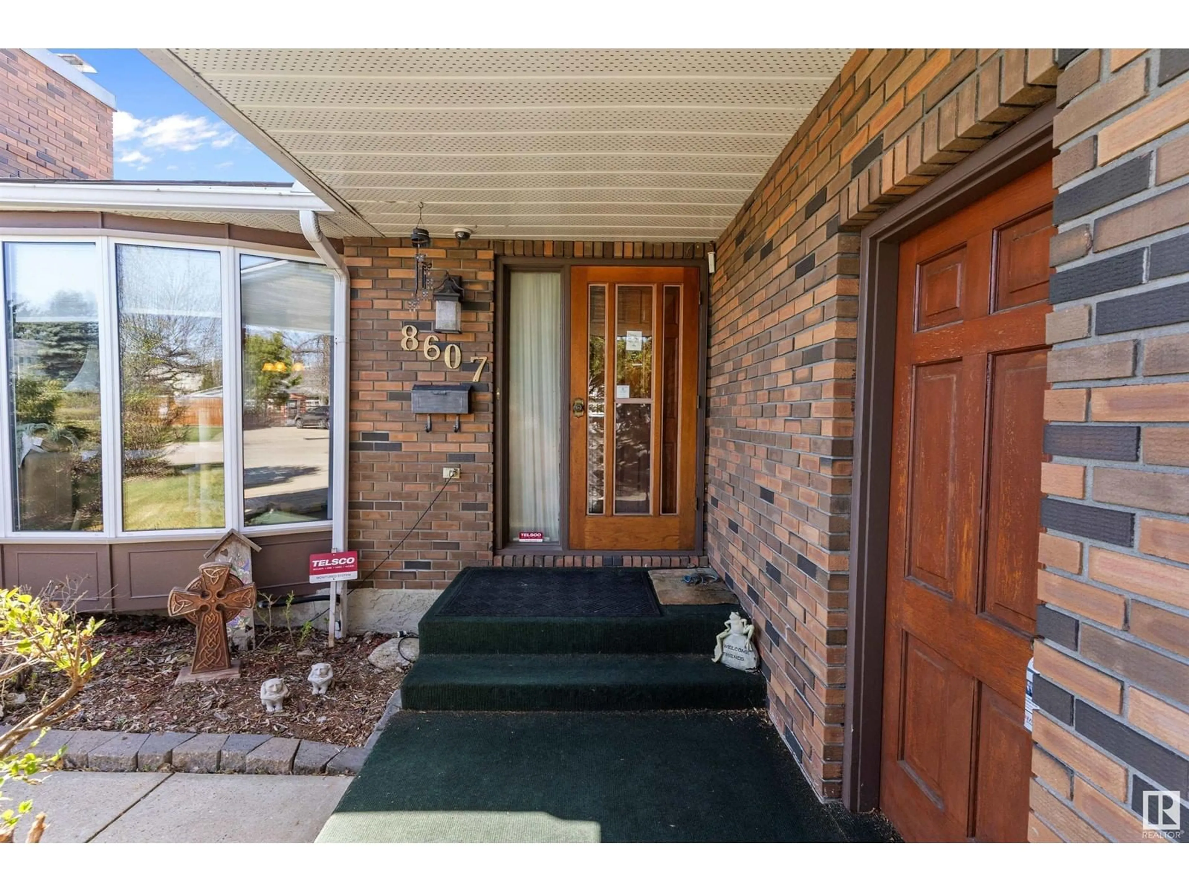 Indoor entryway for 8607 10 AV, Edmonton Alberta T6K1W9