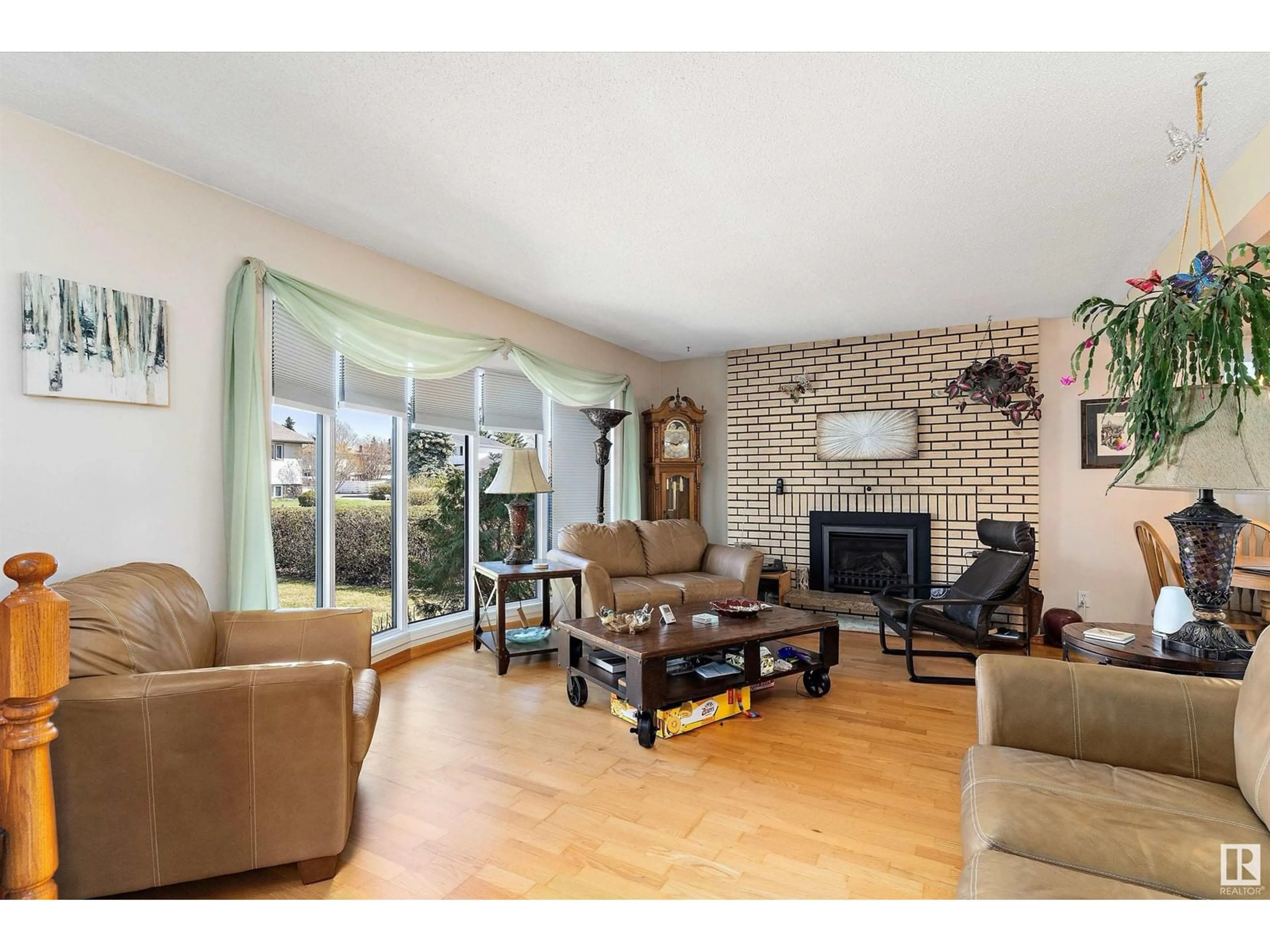 Living room with furniture, unknown for 8607 10 AV, Edmonton Alberta T6K1W9