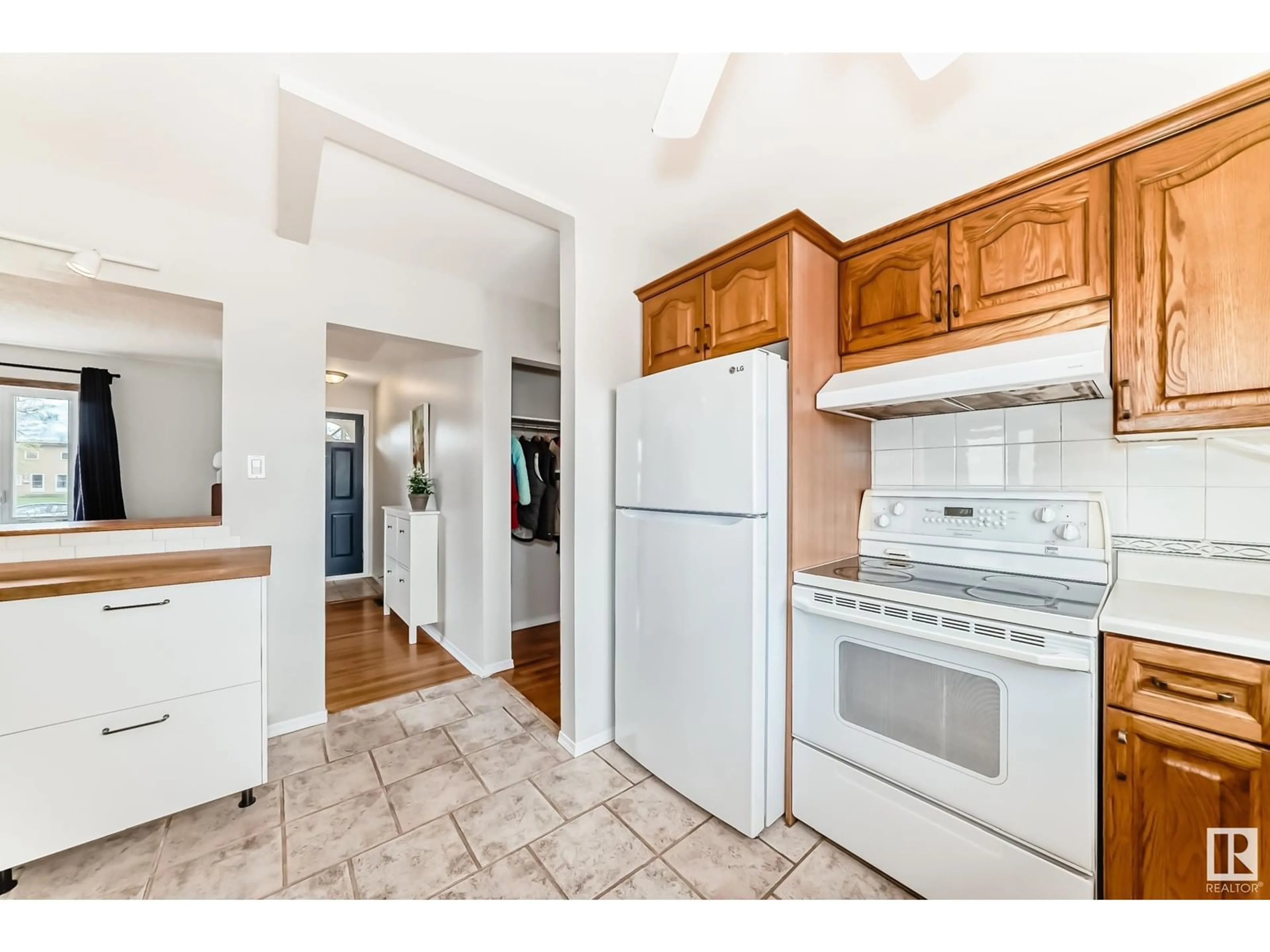 Standard kitchen, ceramic/tile floor for 4712 102 AV, Edmonton Alberta T6A0M7