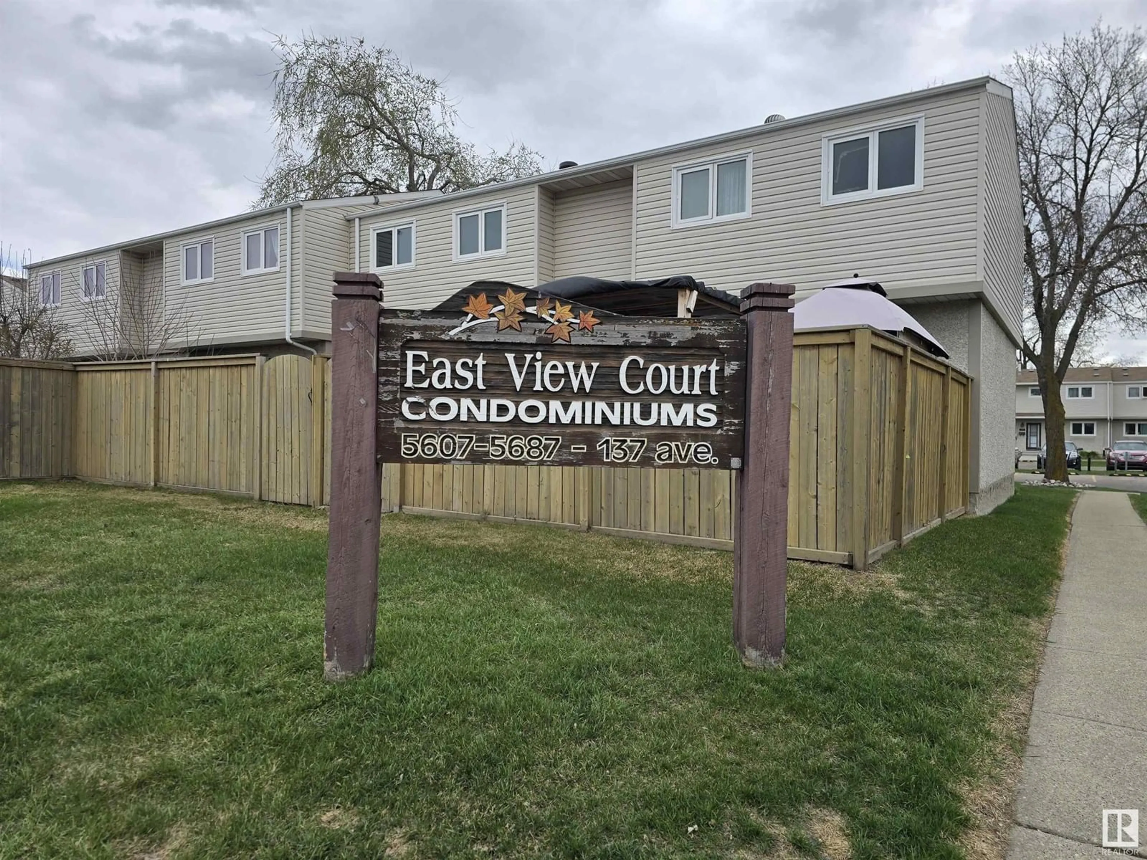 Home with vinyl exterior material, unknown for 5615 137 AV, Edmonton Alberta T5A2H4
