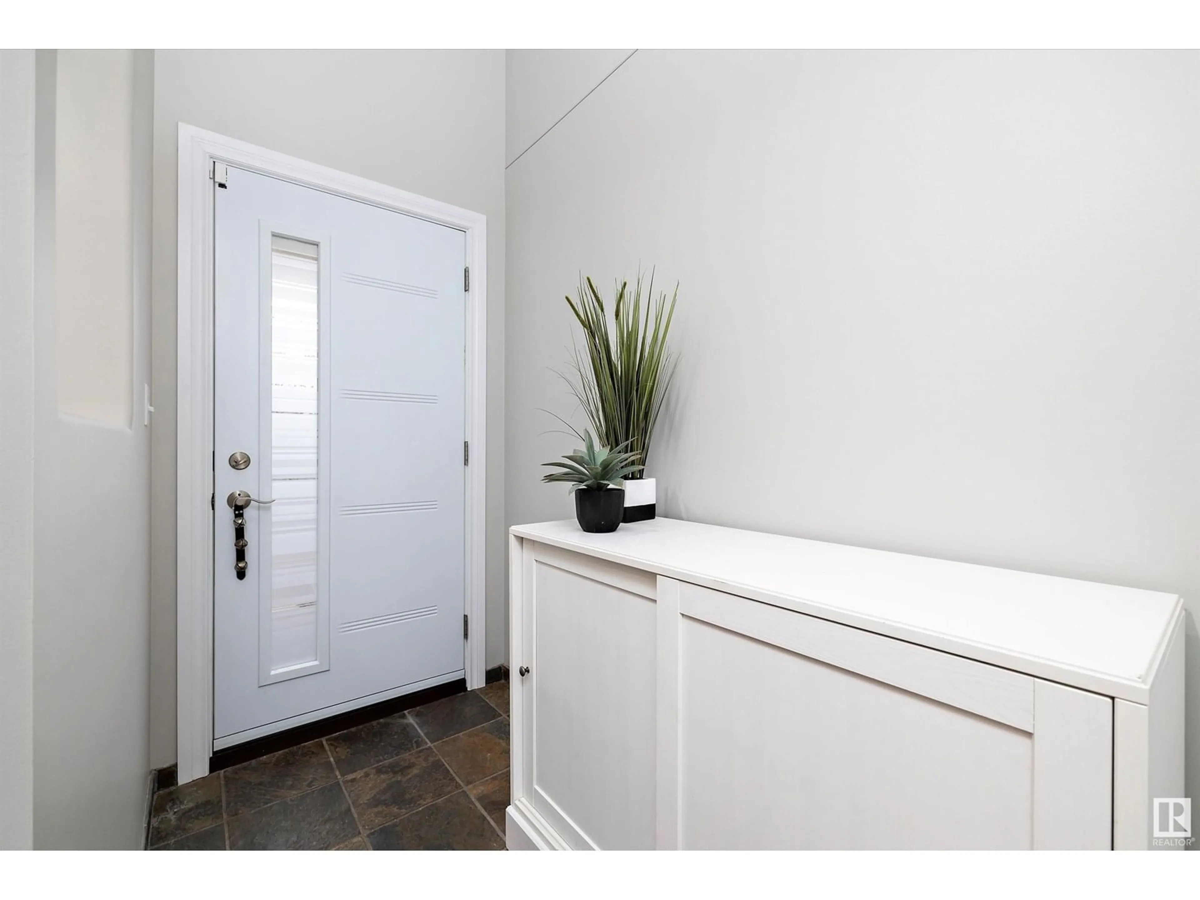 Indoor entryway for NW - 9323 98 AV, Edmonton Alberta T6C2C6