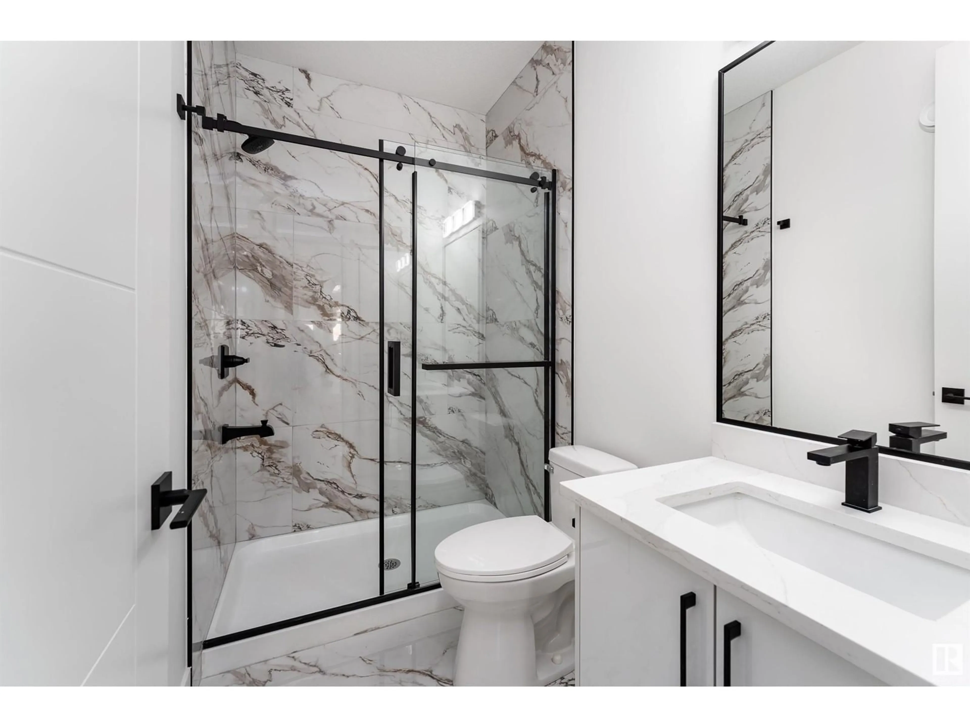 Contemporary bathroom, ceramic/tile floor for 7020 KIVIAQ CR, Edmonton Alberta T6W5N6