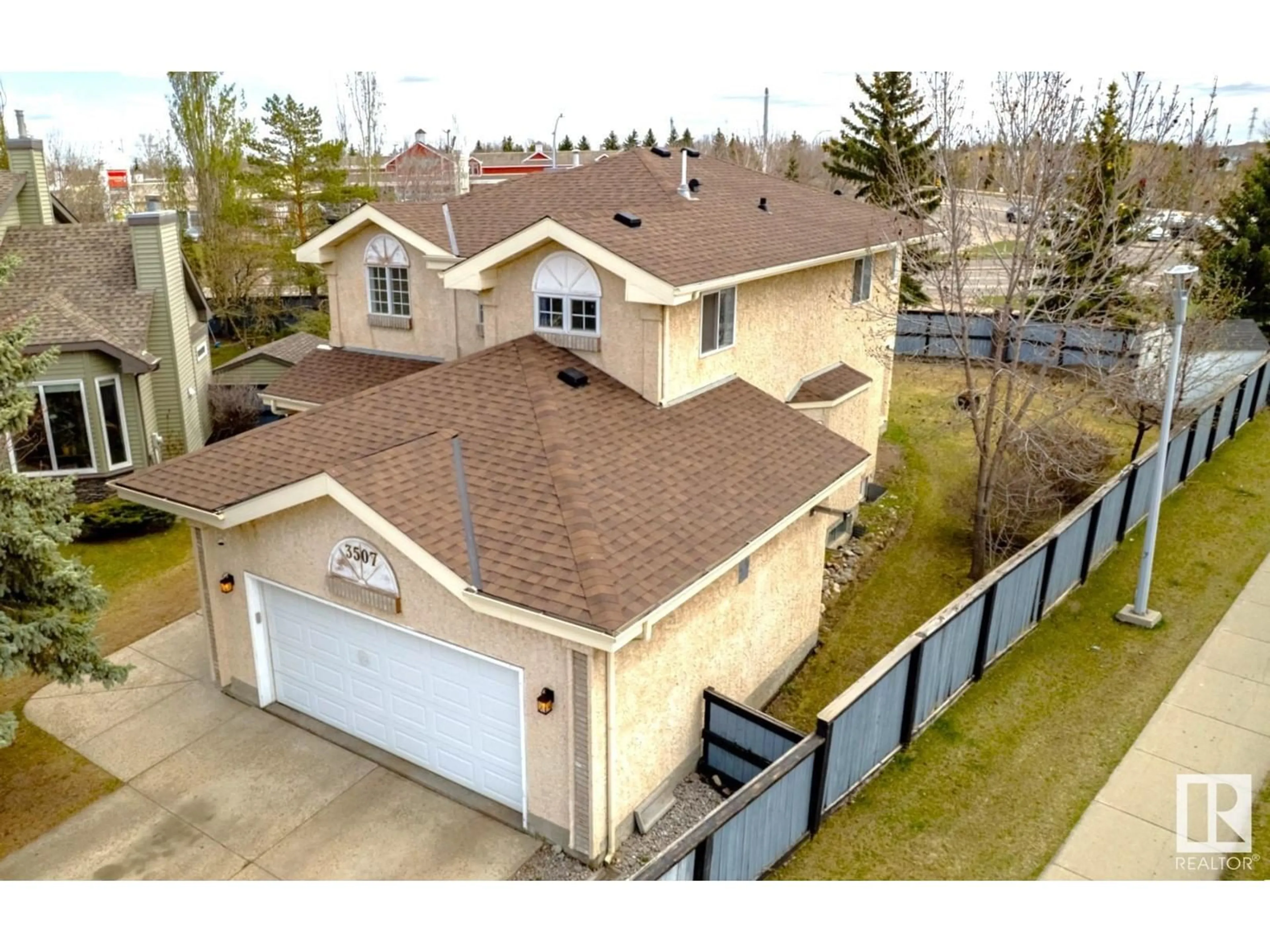 A pic from outside/outdoor area/front of a property/back of a property/a pic from drone, street for 3507 38A AV, Edmonton Alberta T6L6N9