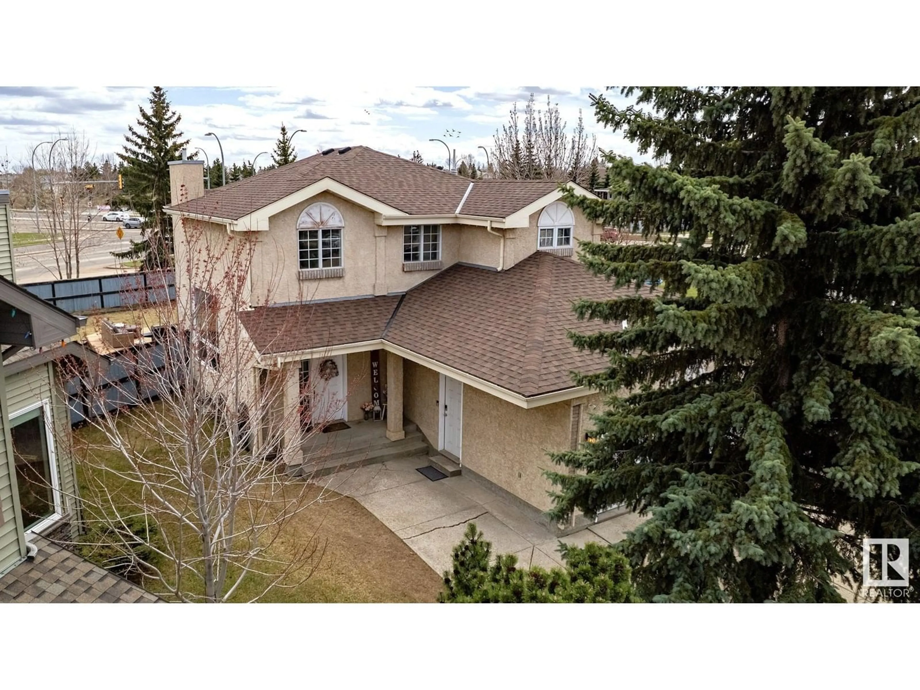 A pic from outside/outdoor area/front of a property/back of a property/a pic from drone, street for 3507 38A AV, Edmonton Alberta T6L6N9