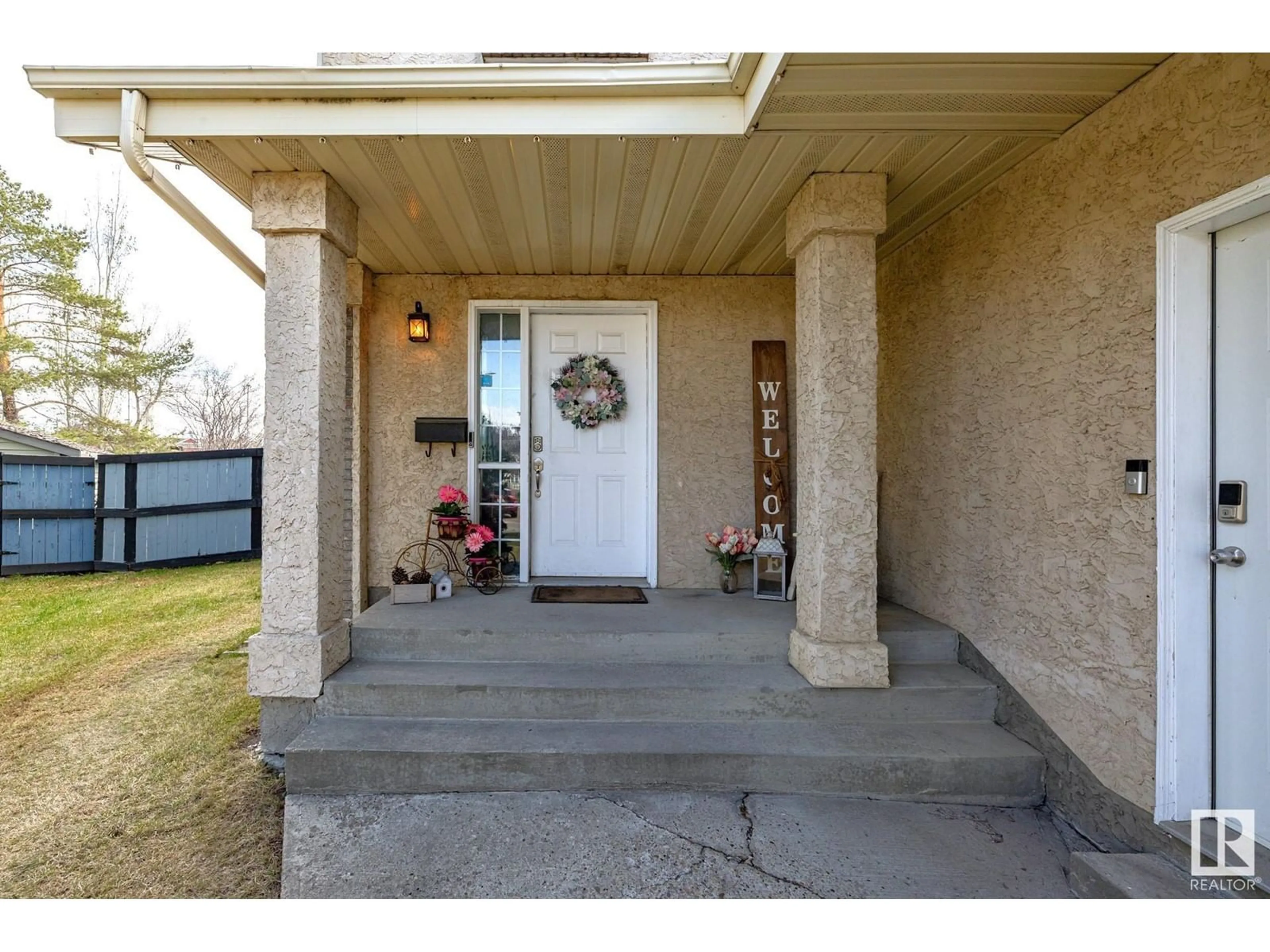 Indoor entryway for 3507 38A AV, Edmonton Alberta T6L6N9