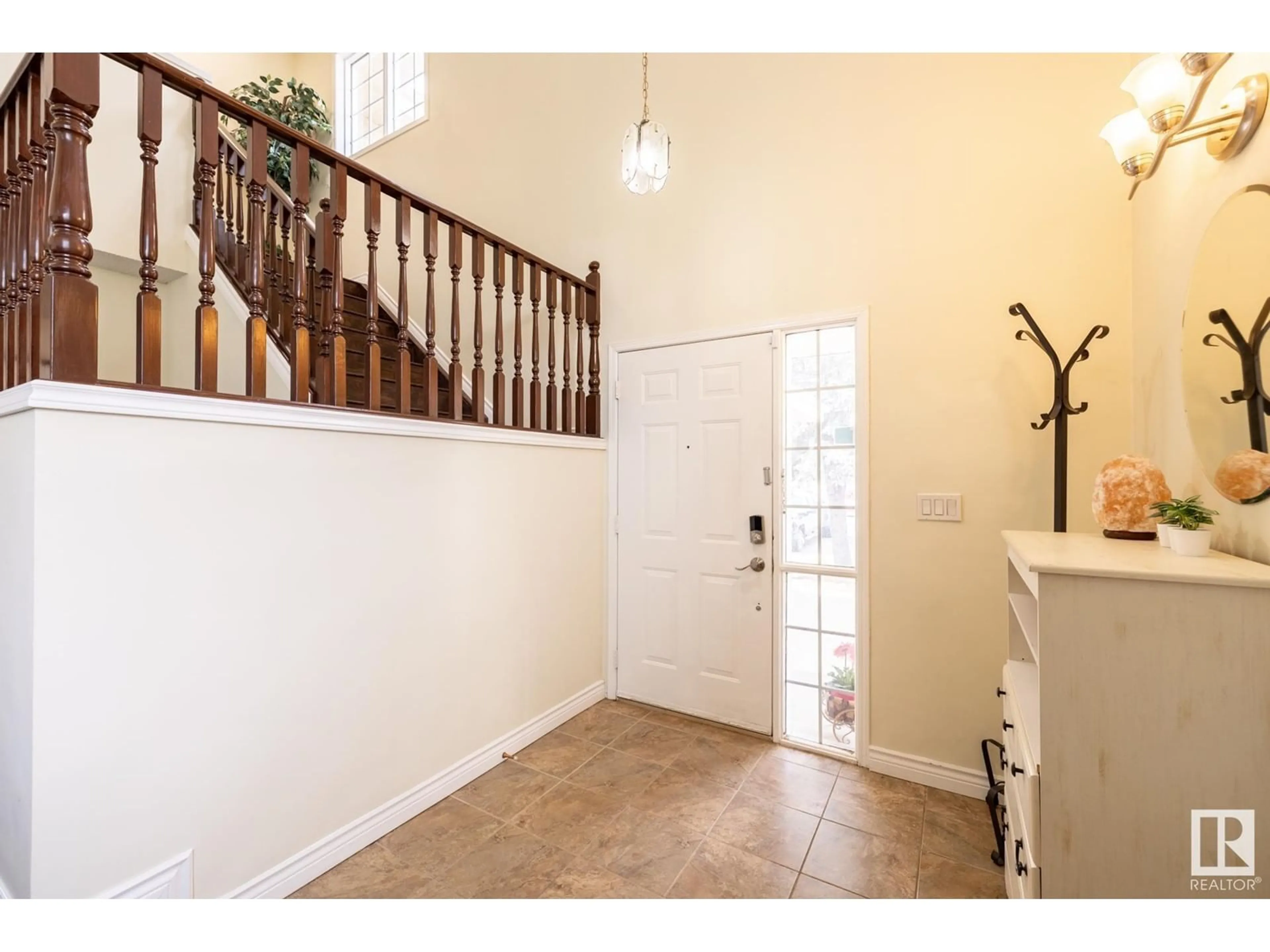 Indoor entryway for 3507 38A AV, Edmonton Alberta T6L6N9