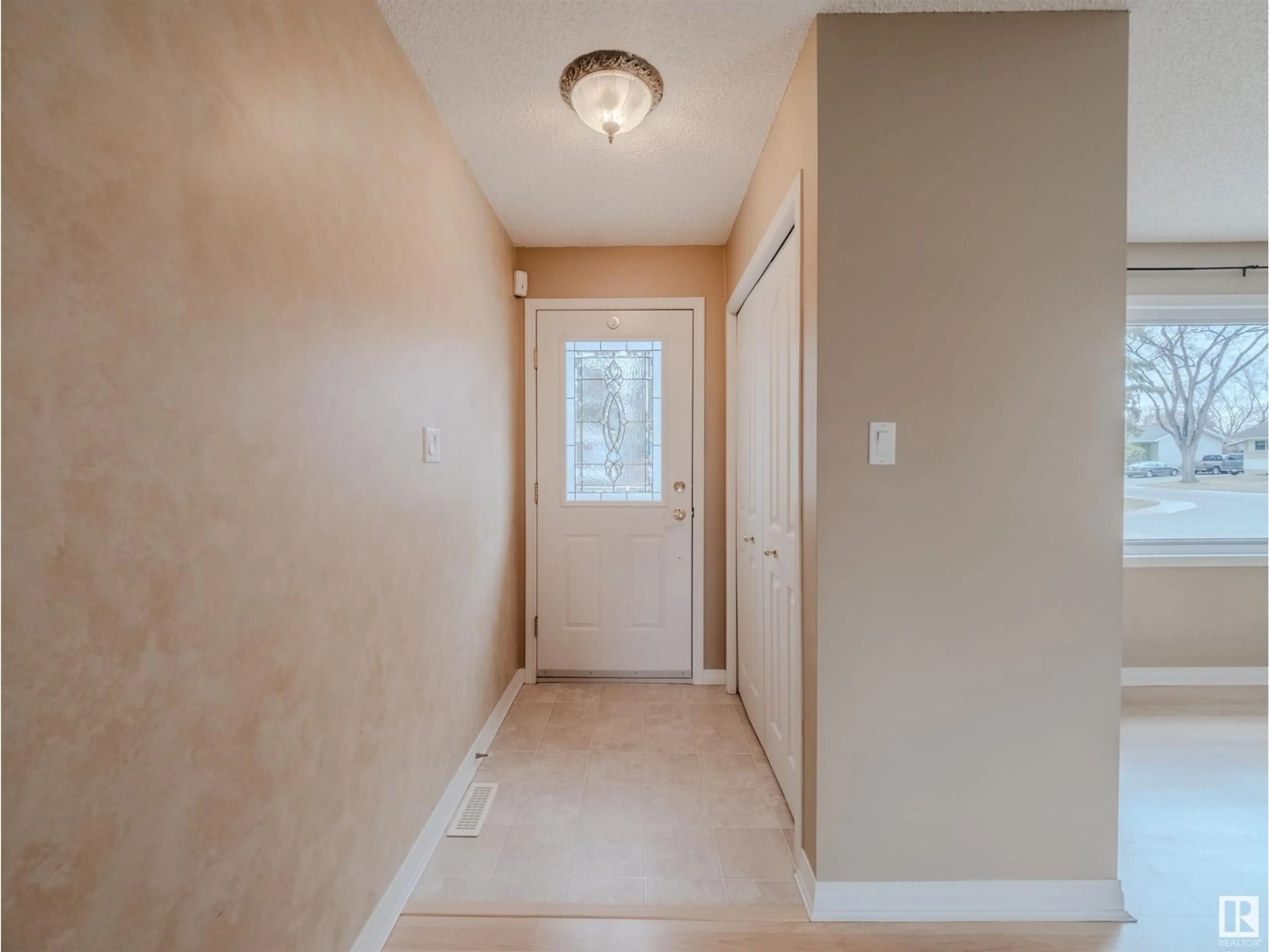 Indoor entryway for 28 MEREDIAN RD, Sherwood Park Alberta T8A0N7