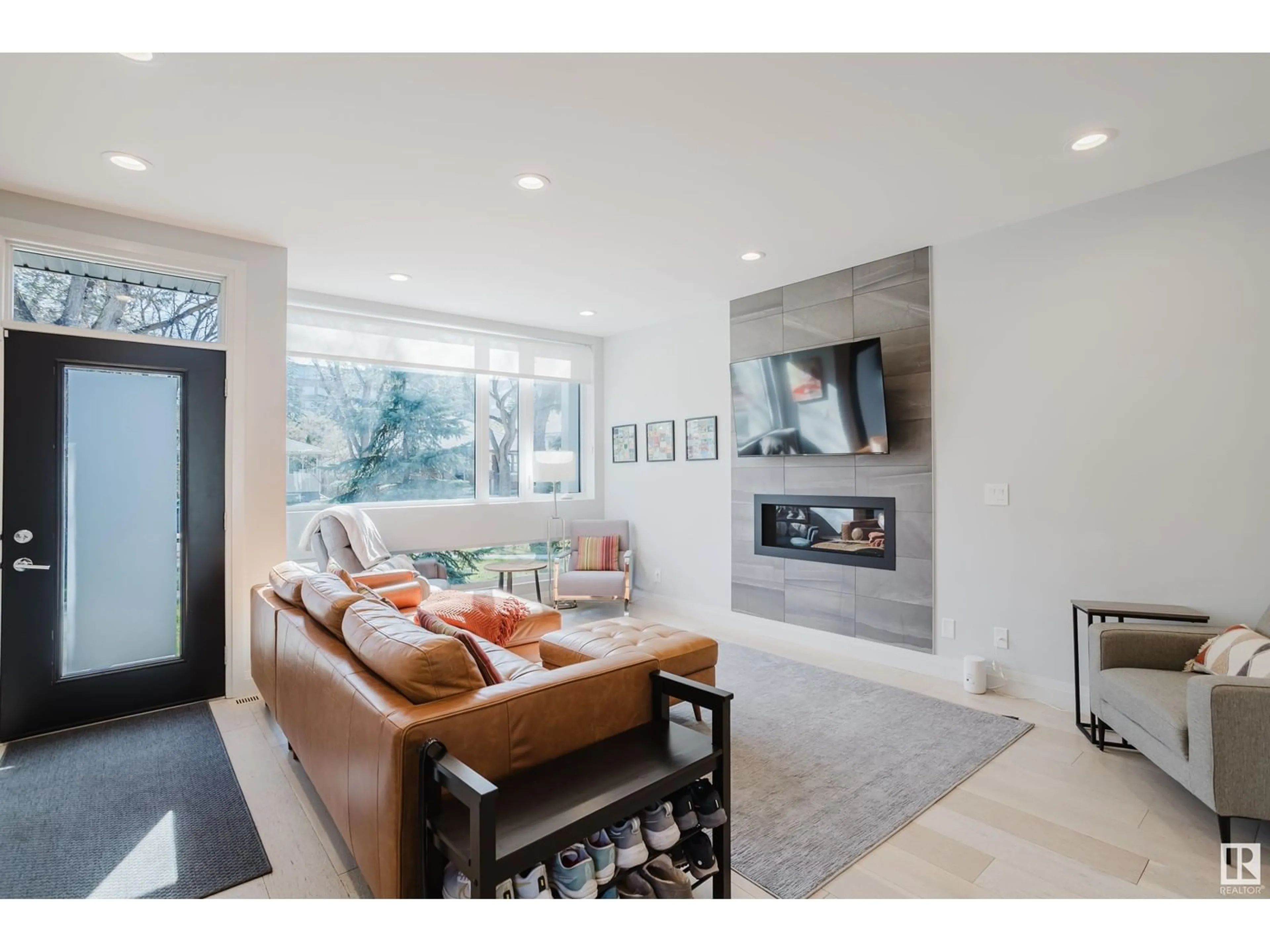 Living room with furniture, ceramic/tile floor for NW - 9142 117 ST, Edmonton Alberta T6G1R9