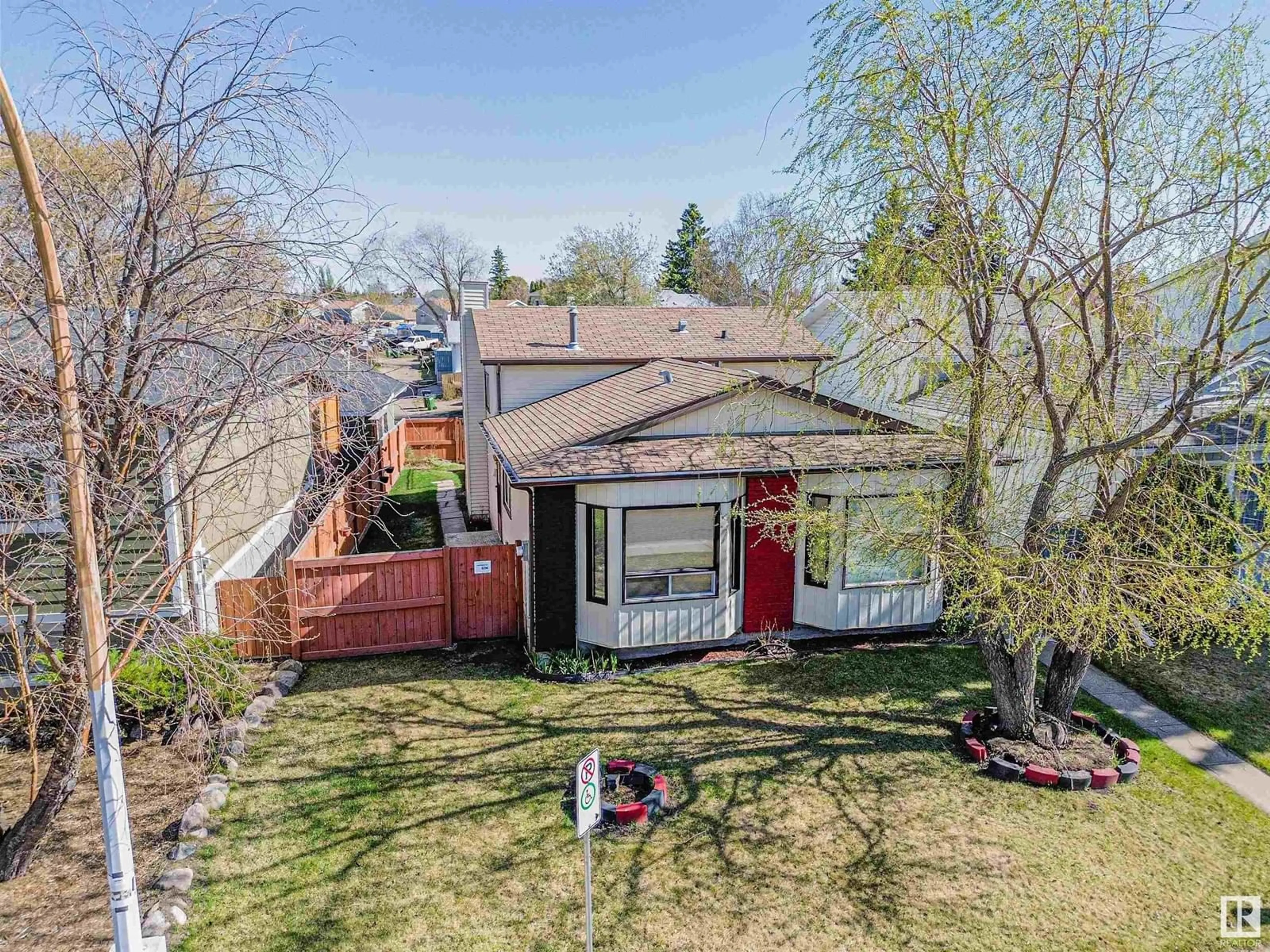 A pic from outside/outdoor area/front of a property/back of a property/a pic from drone, street for 393 KIRKPATRICK CRESCENT, Edmonton Alberta T6L5C9