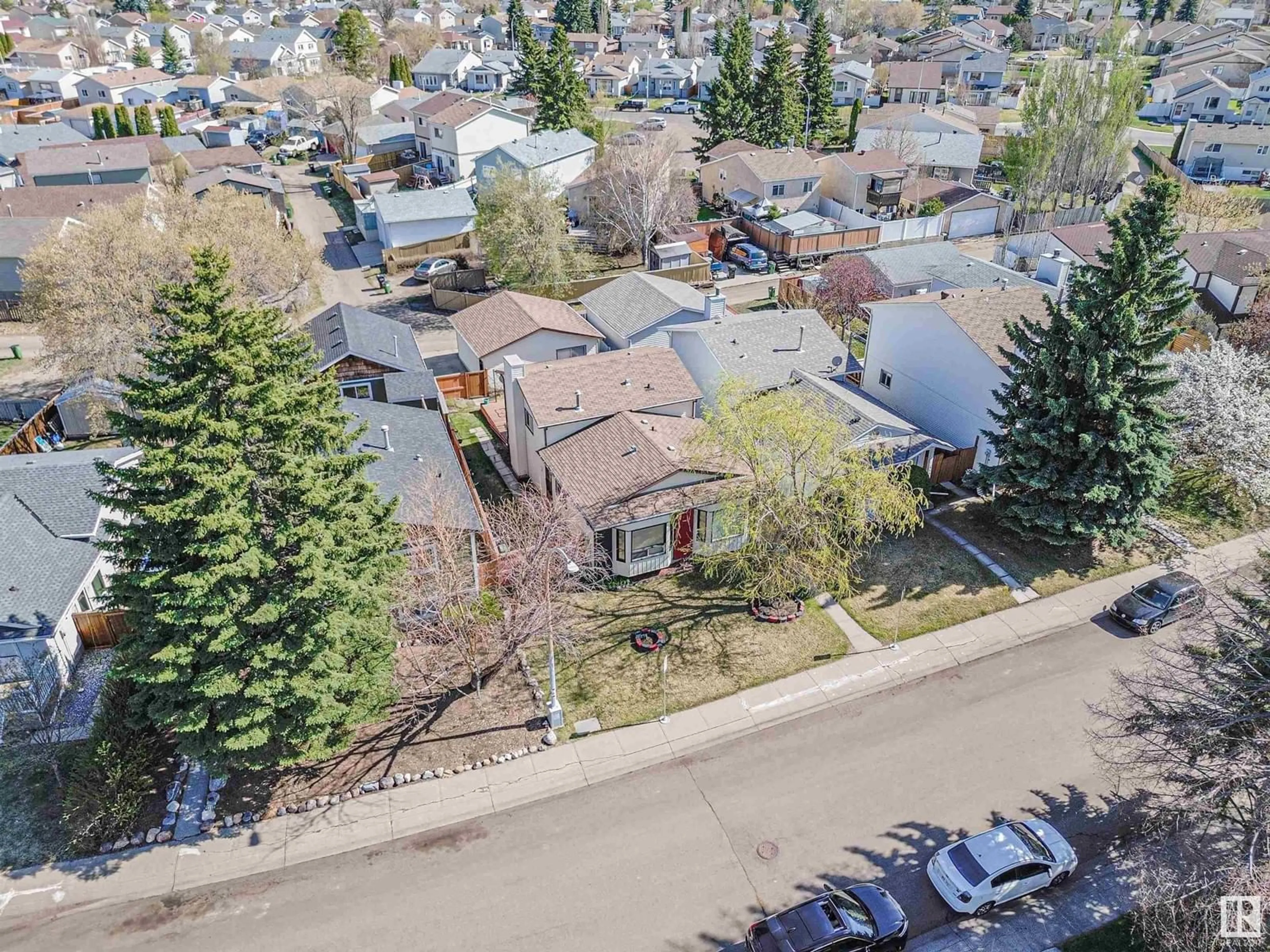 A pic from outside/outdoor area/front of a property/back of a property/a pic from drone, street for 393 KIRKPATRICK CRESCENT, Edmonton Alberta T6L5C9
