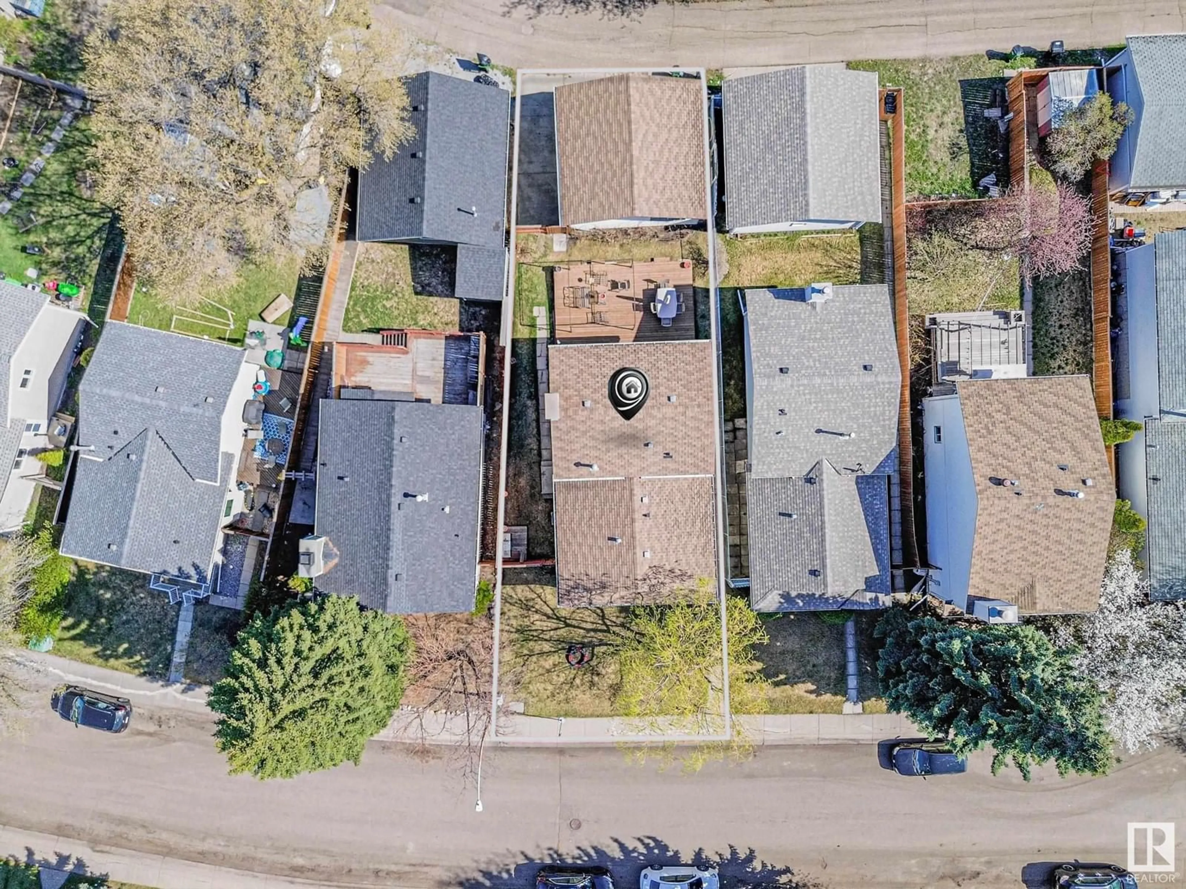 A pic from outside/outdoor area/front of a property/back of a property/a pic from drone, street for 393 KIRKPATRICK CRESCENT, Edmonton Alberta T6L5C9