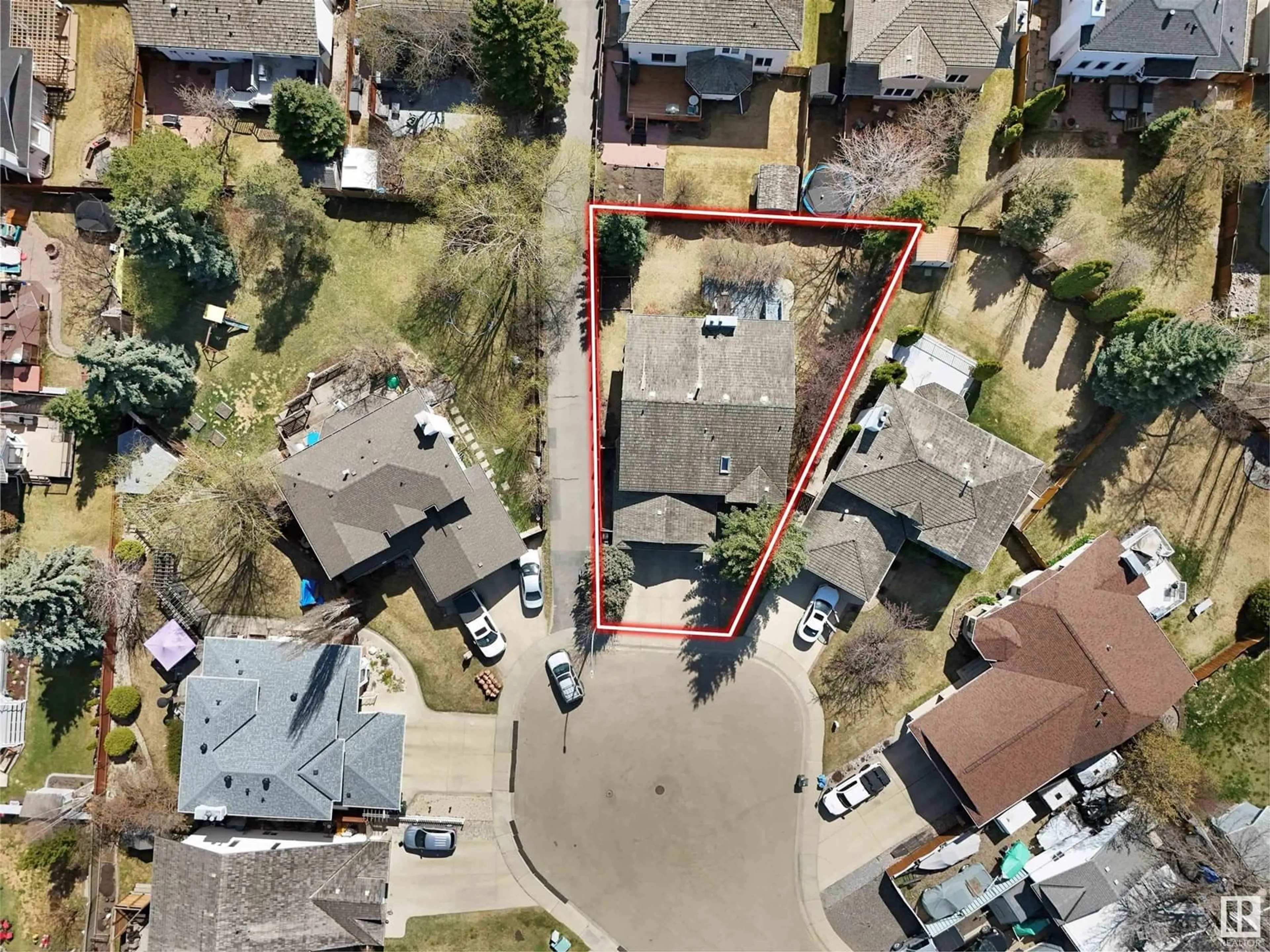 A pic from outside/outdoor area/front of a property/back of a property/a pic from drone, street for 85 RAVEN DR, Sherwood Park Alberta T8A5N7