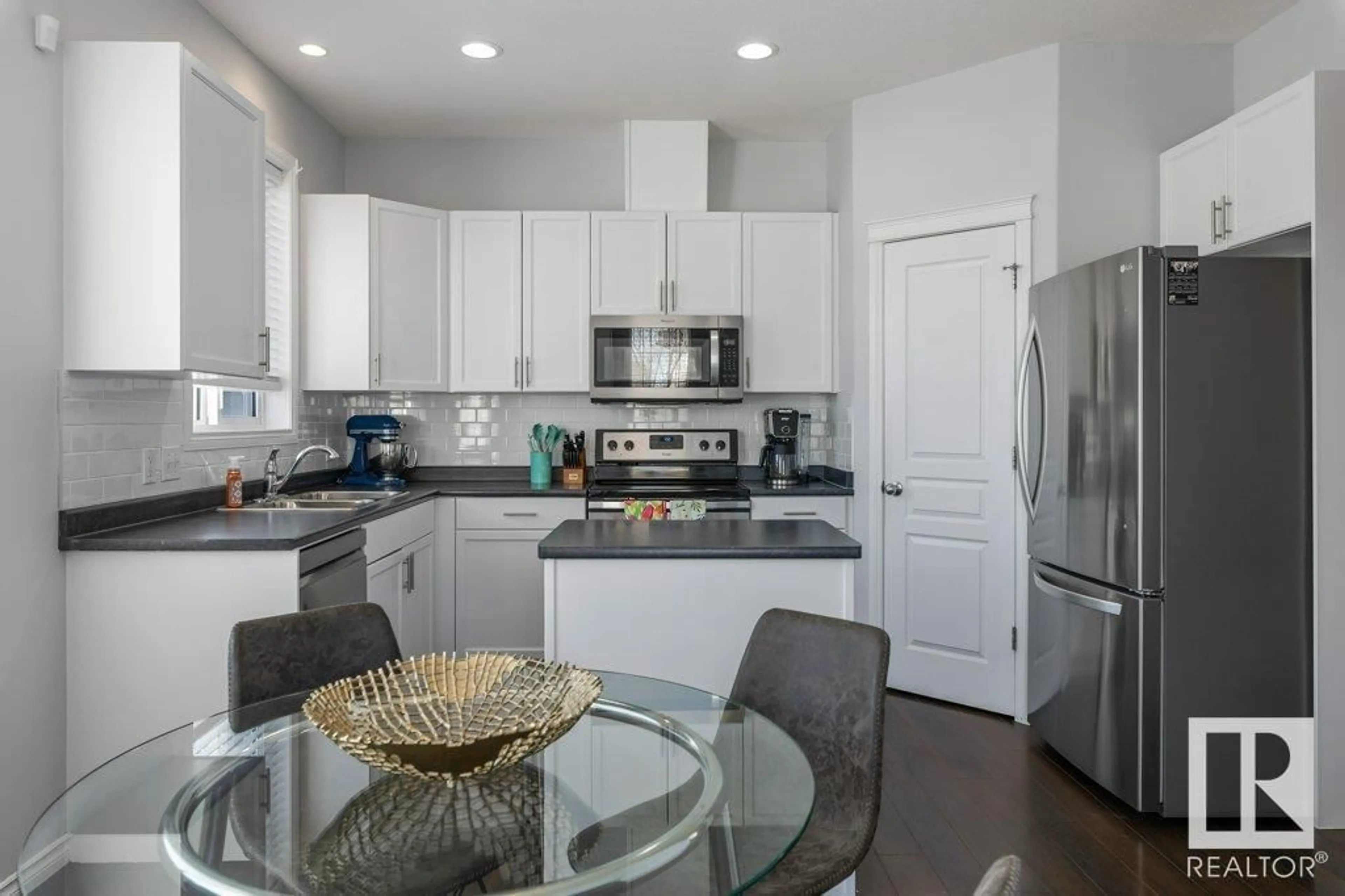 Open concept kitchen, unknown for 9801 105 AV, Morinville Alberta T8R0B9