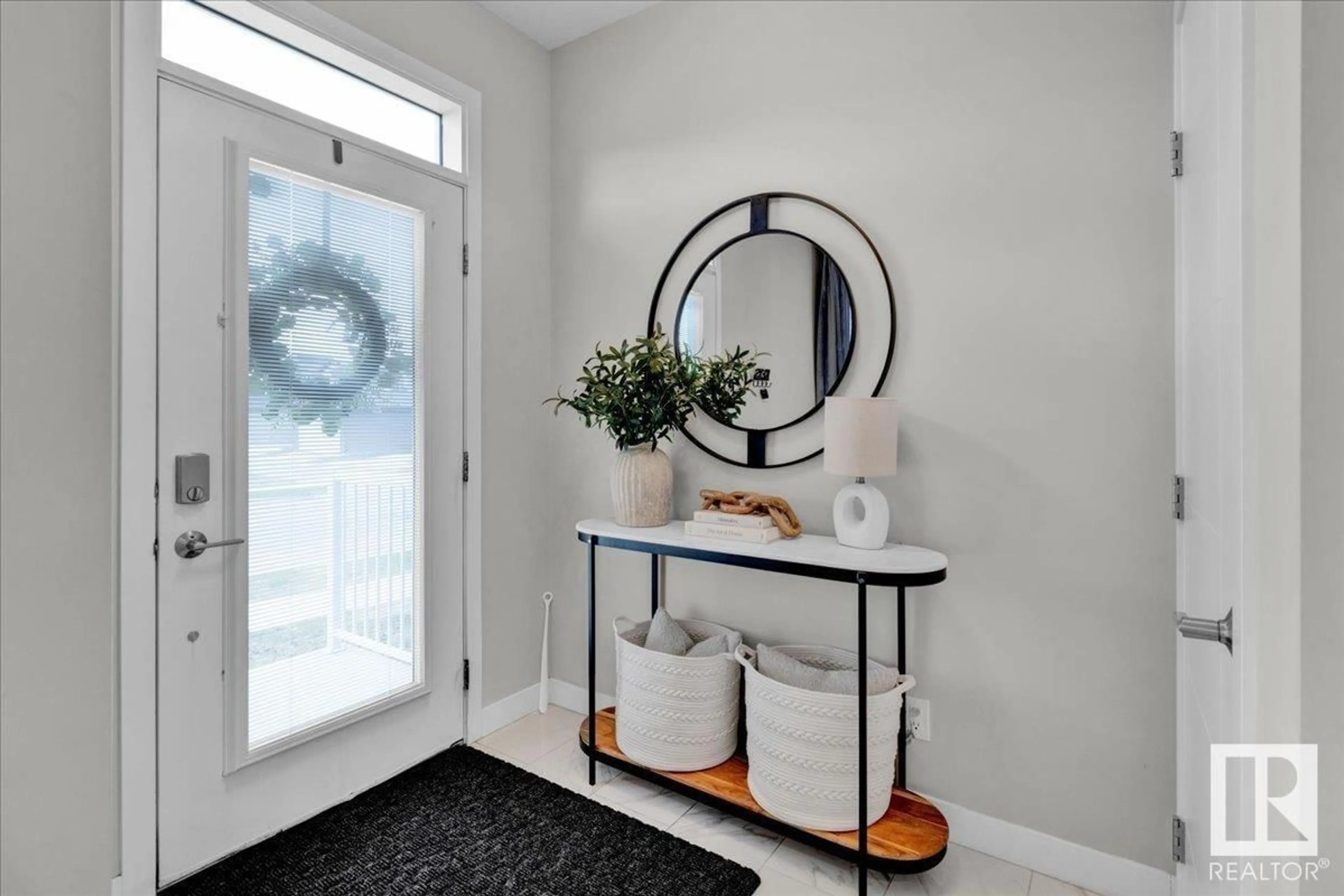 Indoor entryway for 2011 DESROCHERS DR, Edmonton Alberta T6W4Y7