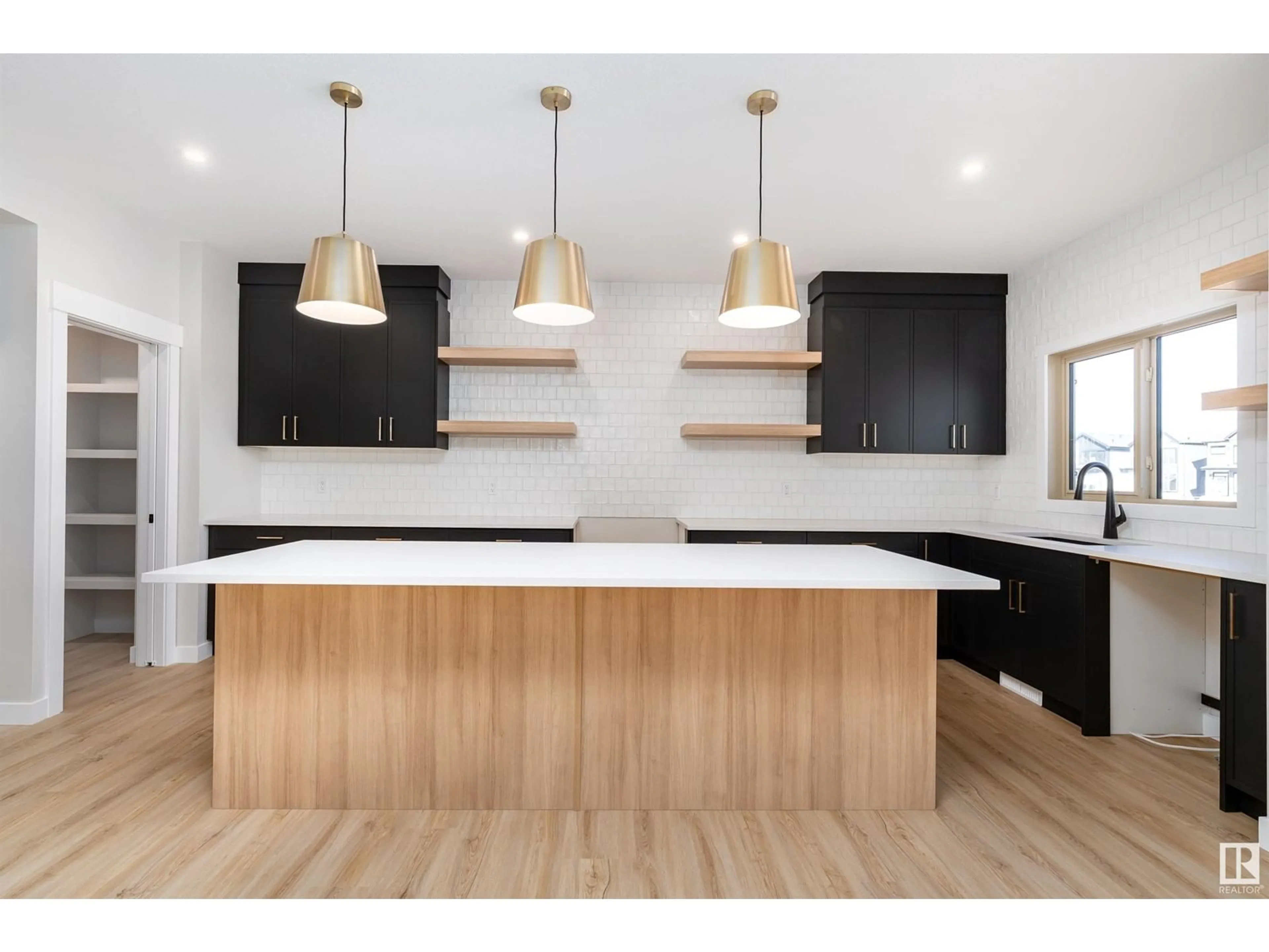 Contemporary kitchen, wood/laminate floor for 70 GLADSTONE BN, Spruce Grove Alberta T7X2X6