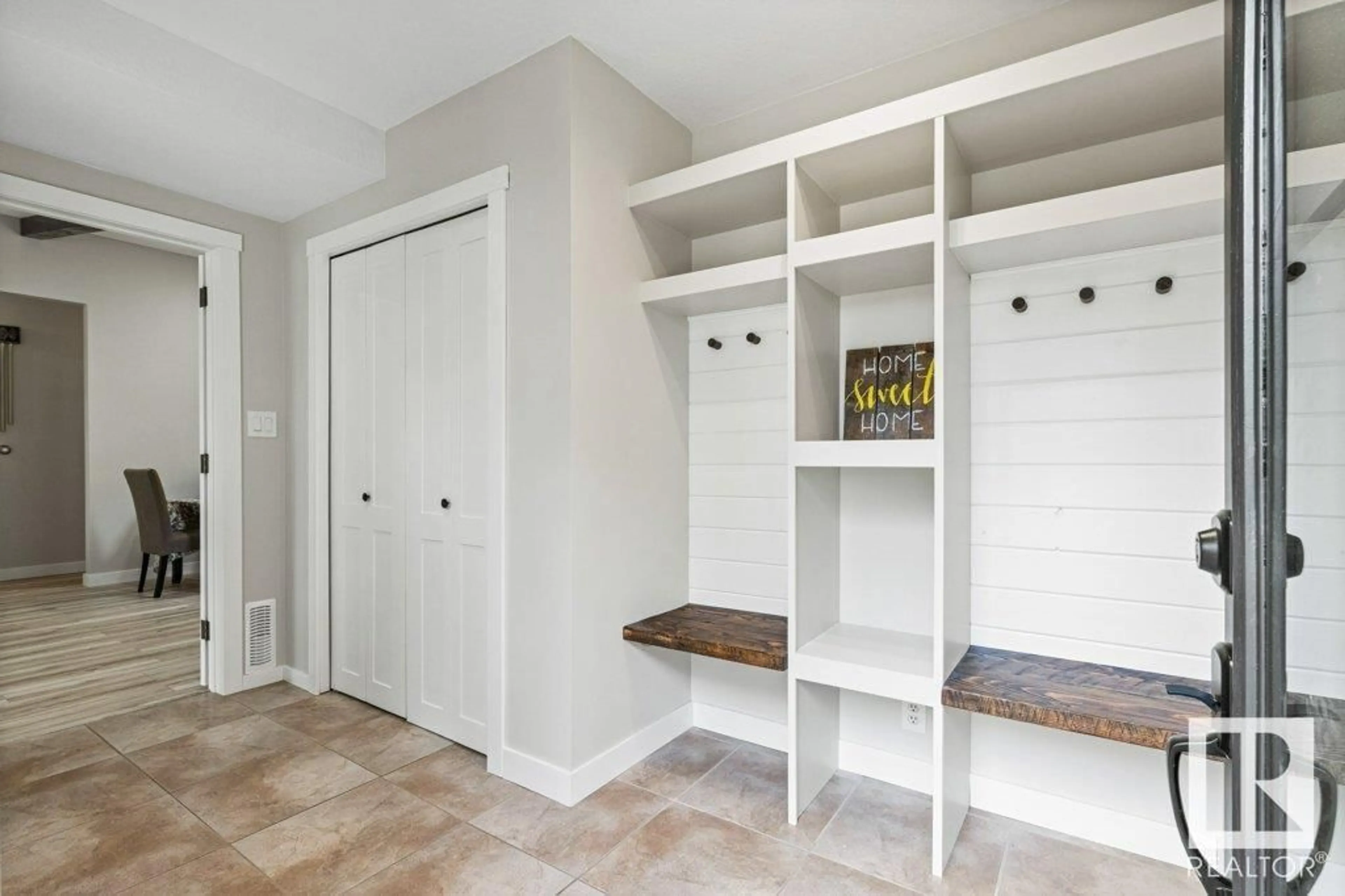 Indoor entryway for 12 GLENMORE CR, St. Albert Alberta T8N0S7