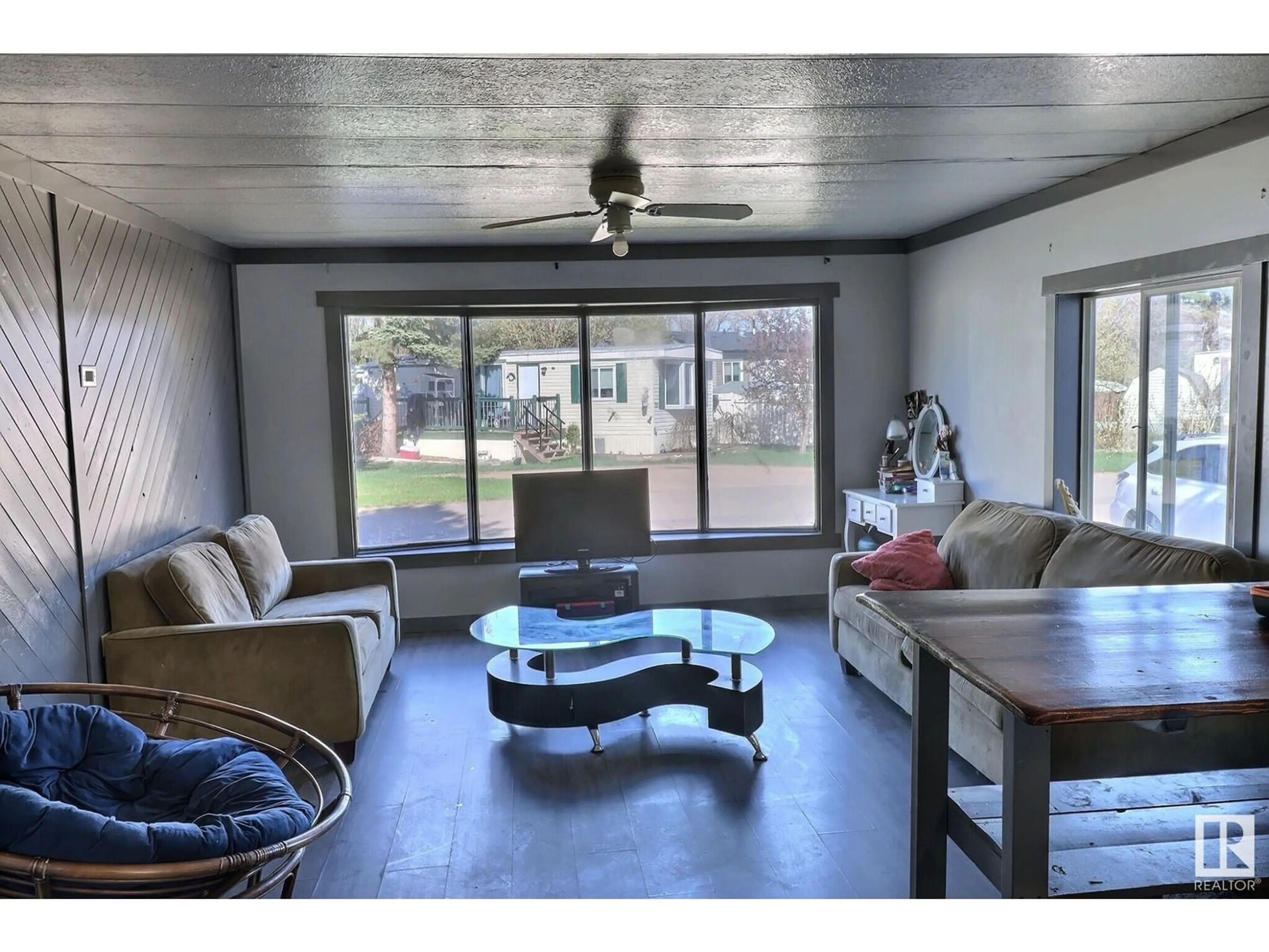 Living room with furniture, unknown for NW - 717 EVERGREEN PA, Edmonton Alberta T5Y4M2