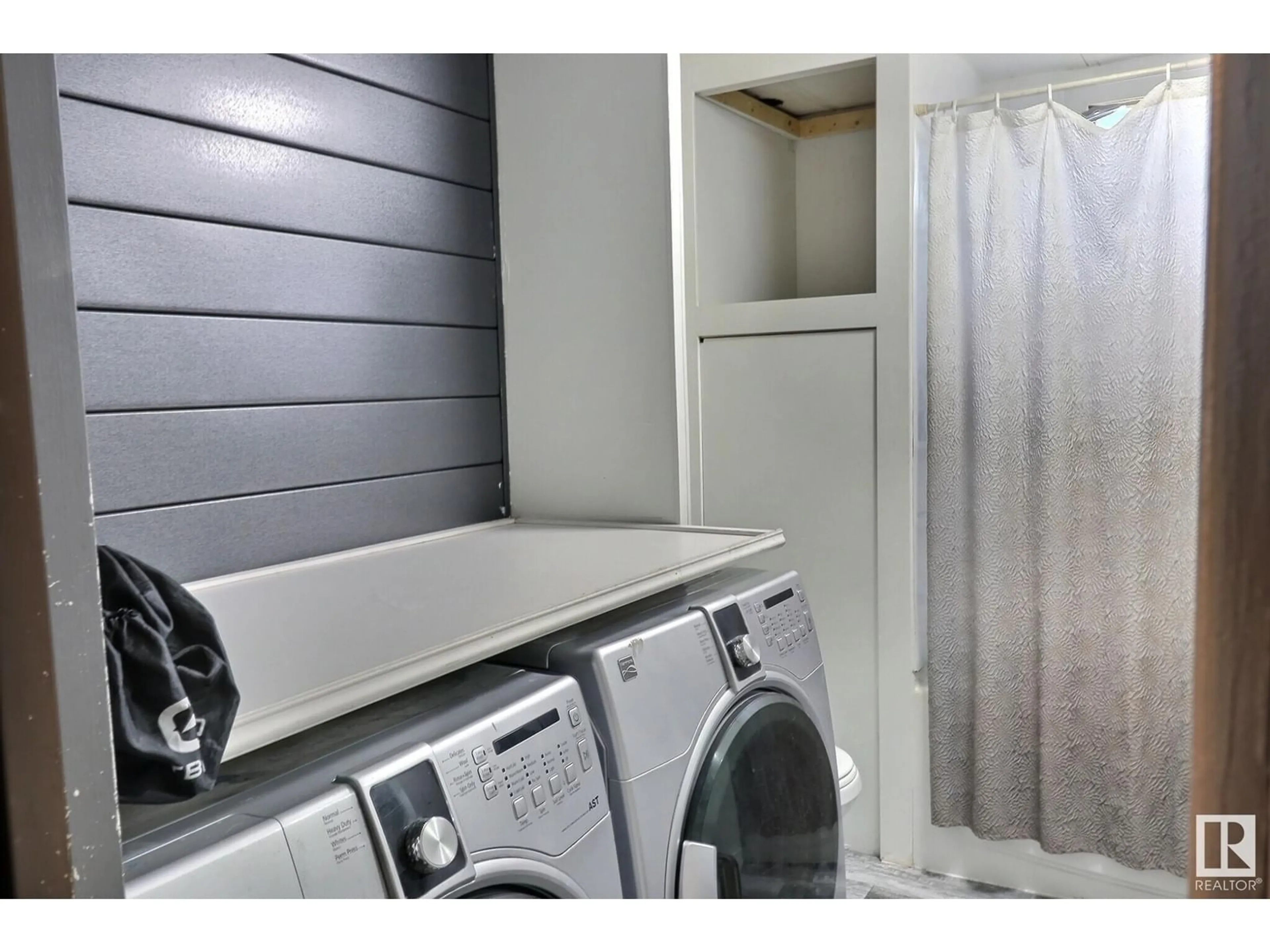 Laundry room for NW - 717 EVERGREEN PA, Edmonton Alberta T5Y4M2