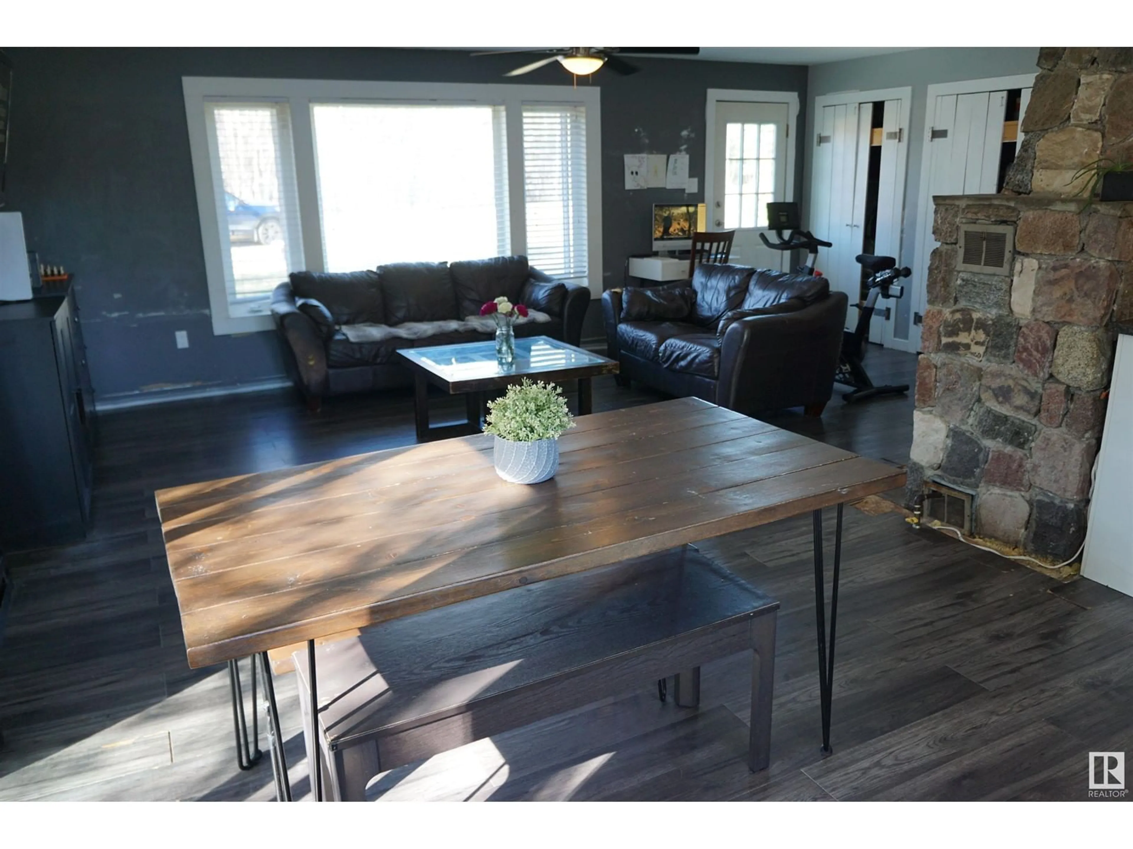 Open concept kitchen, wood/laminate floor for B17 JOHNSONIA BE, Rural Leduc County Alberta T0C2P0
