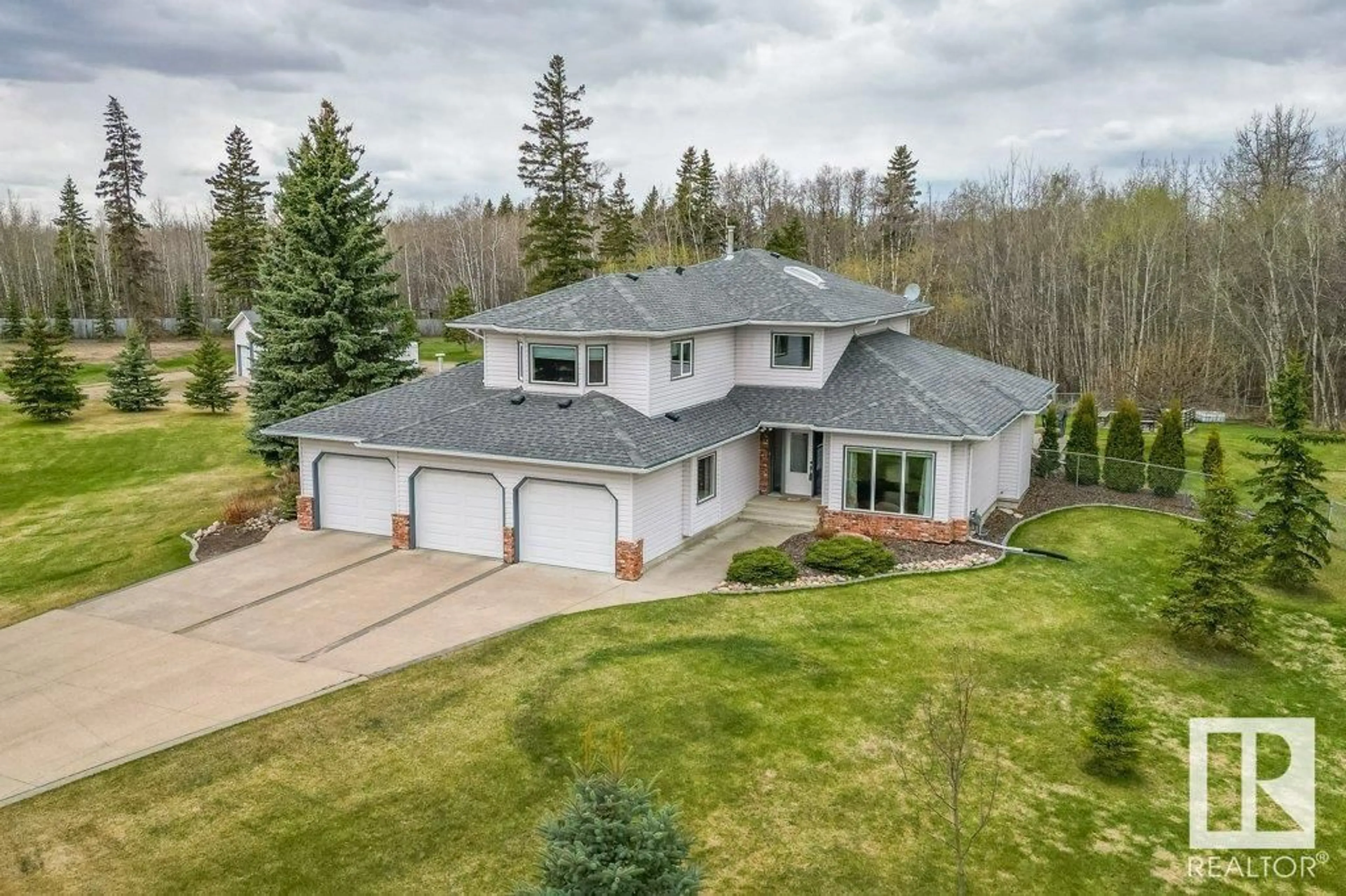 A pic from outside/outdoor area/front of a property/back of a property/a pic from drone, unknown for 52368 - 86 RANGE ROAD 223, Rural Strathcona County Alberta T8C1B4