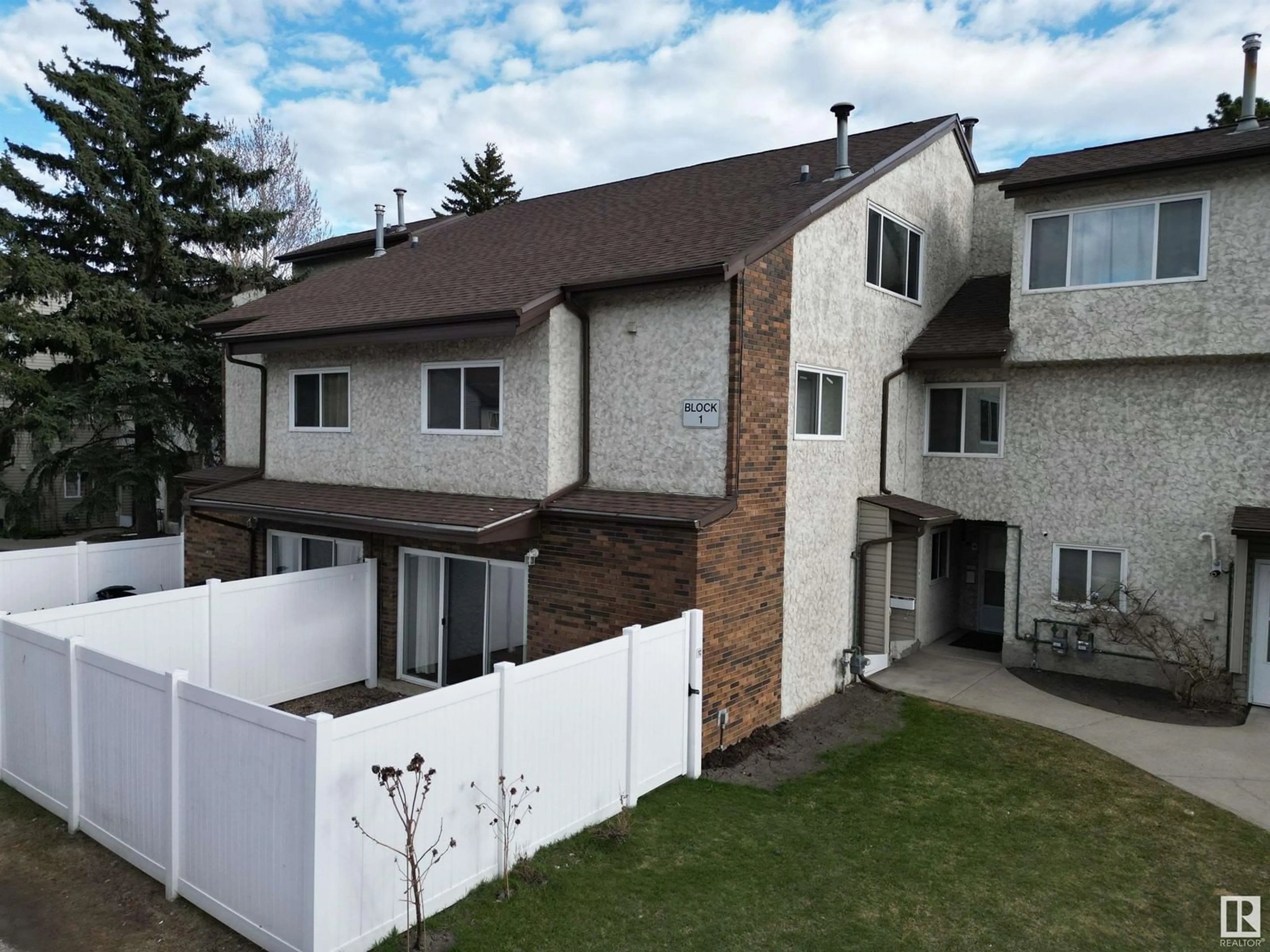 A pic from outside/outdoor area/front of a property/back of a property/a pic from drone, unknown for NW - 1C MEADOWLARK VG, Edmonton Alberta T5R5X3