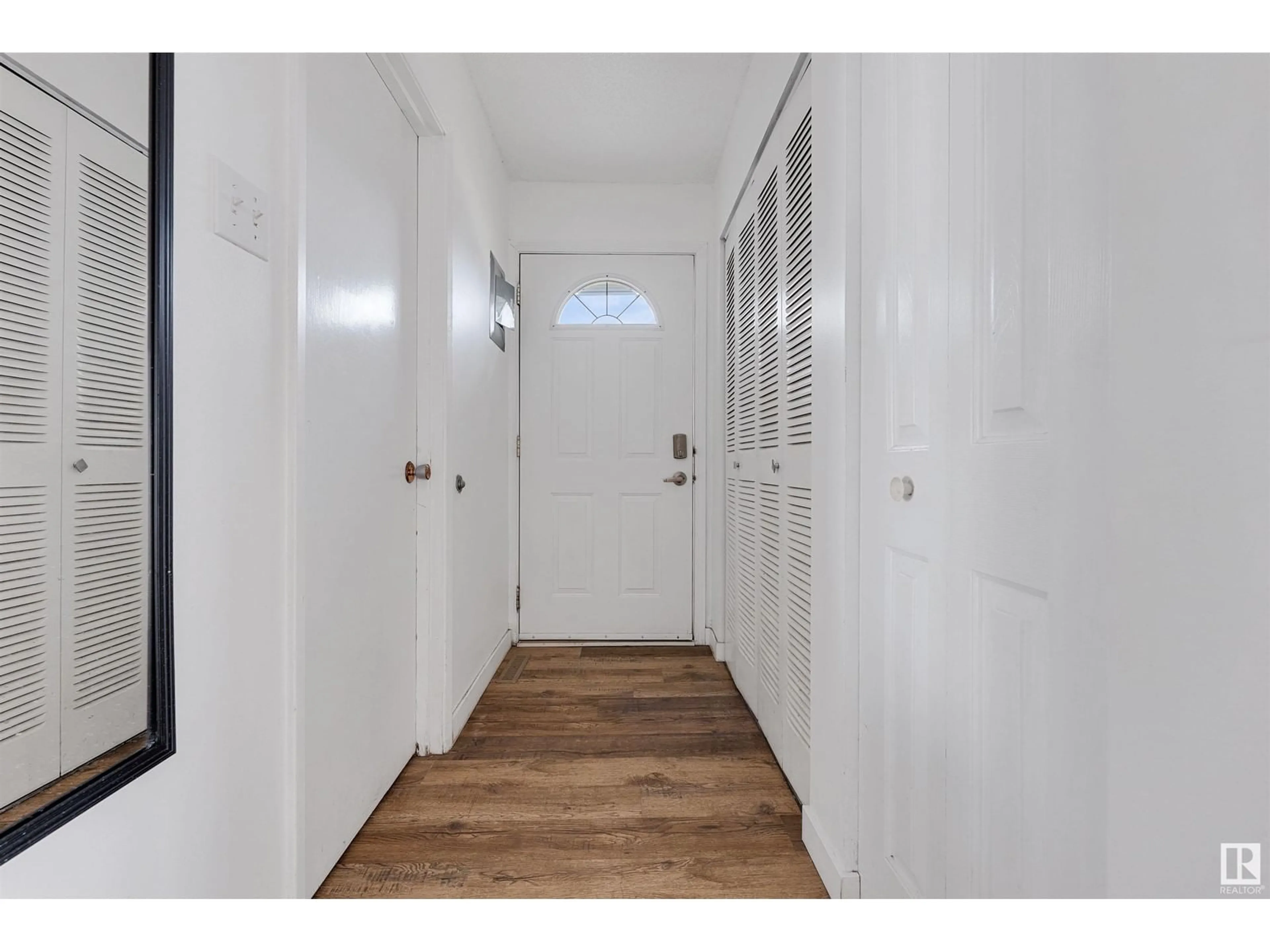 Indoor entryway for NW - 1C MEADOWLARK VG, Edmonton Alberta T5R5X3