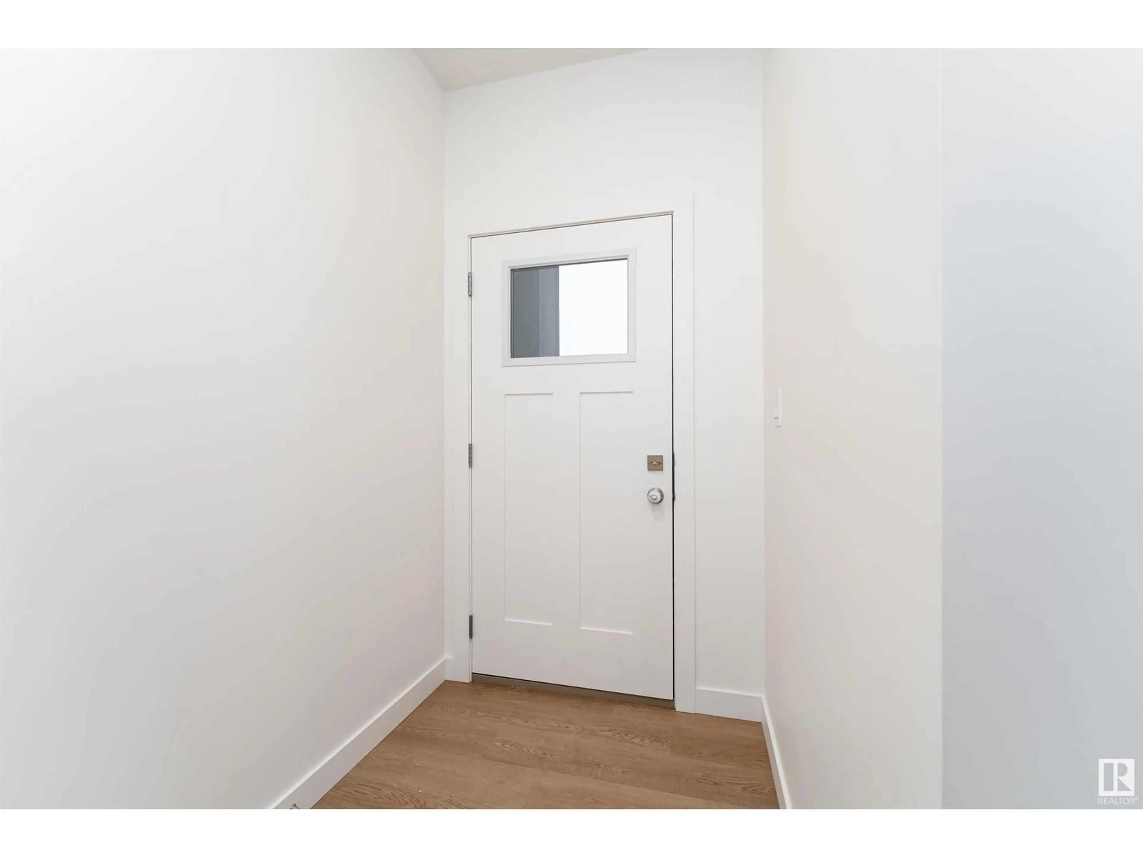 Indoor entryway for 22128 94 AV, Edmonton Alberta T5T7T1