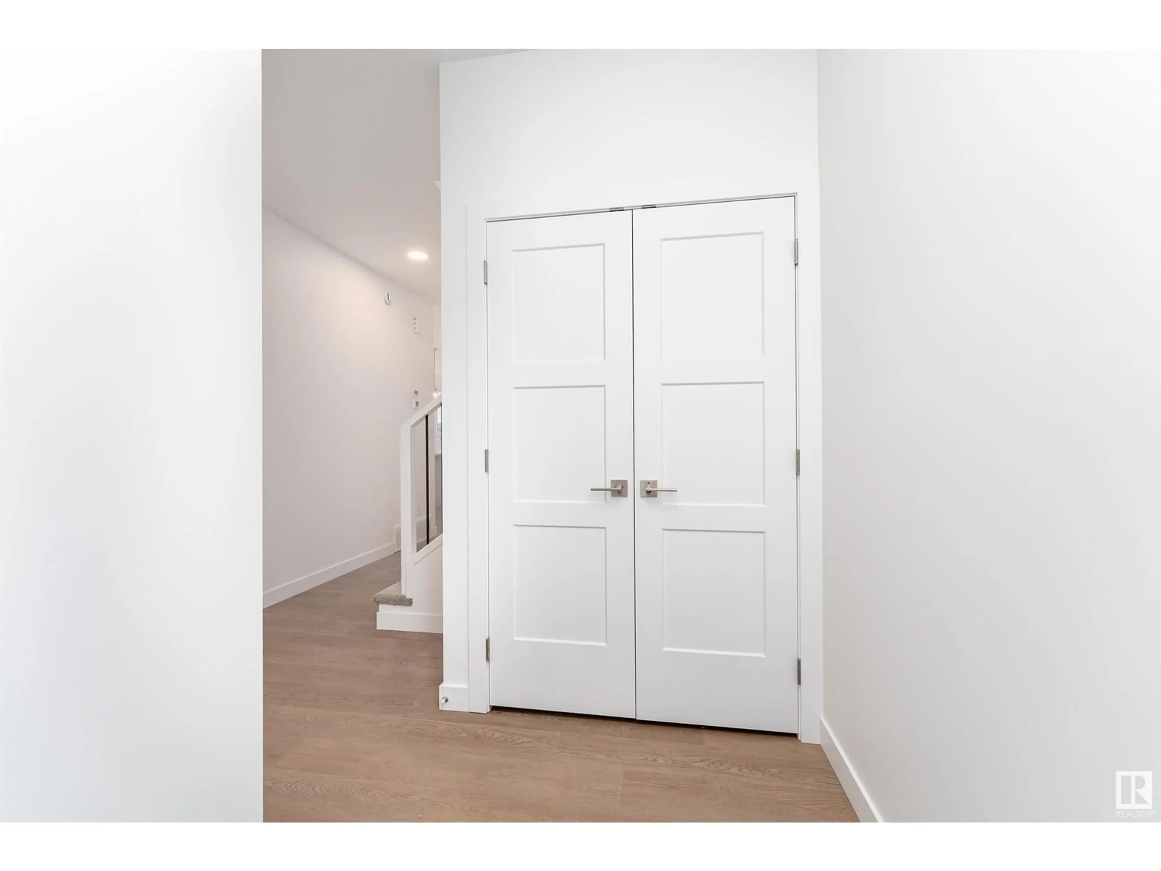 Indoor entryway for 22128 94 AV, Edmonton Alberta T5T7T1