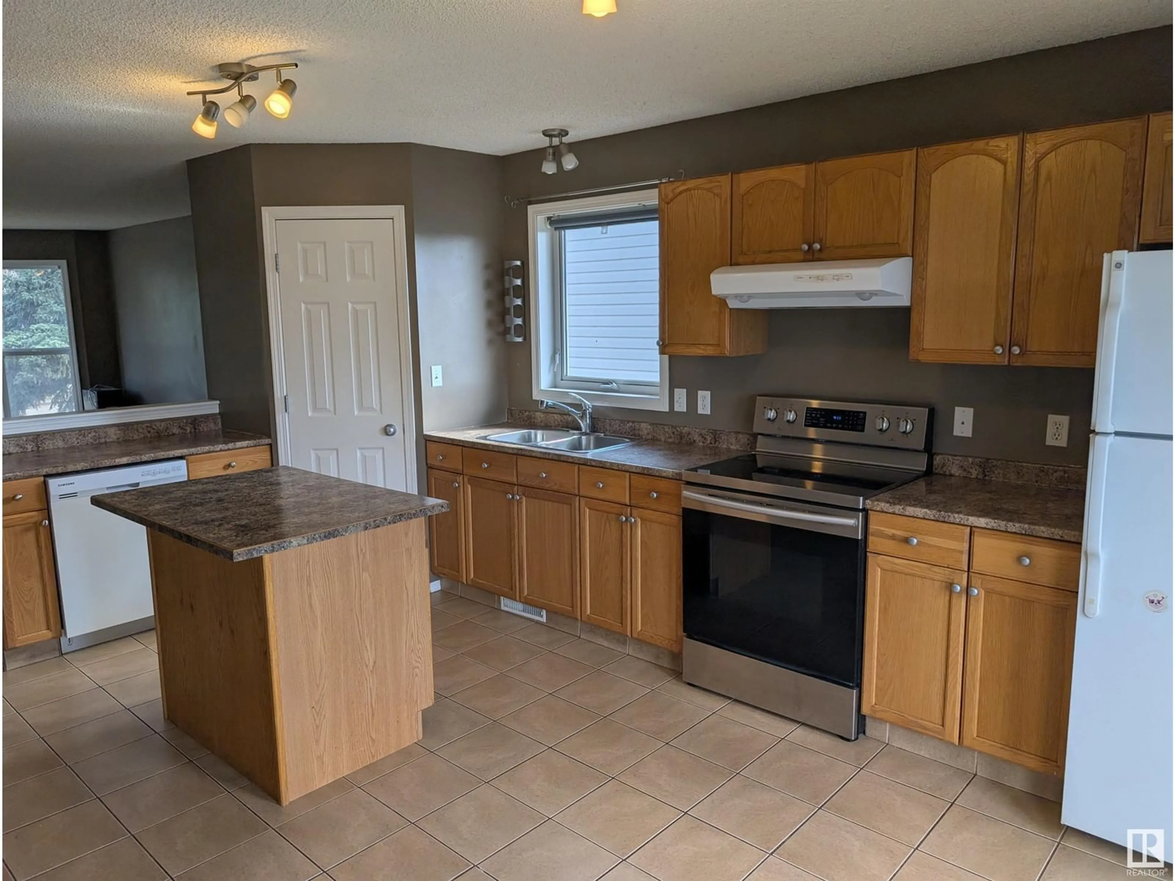 Standard kitchen, ceramic/tile floor for 12 SPRUCE MEADOW LN, Bon Accord Alberta T0A0K0